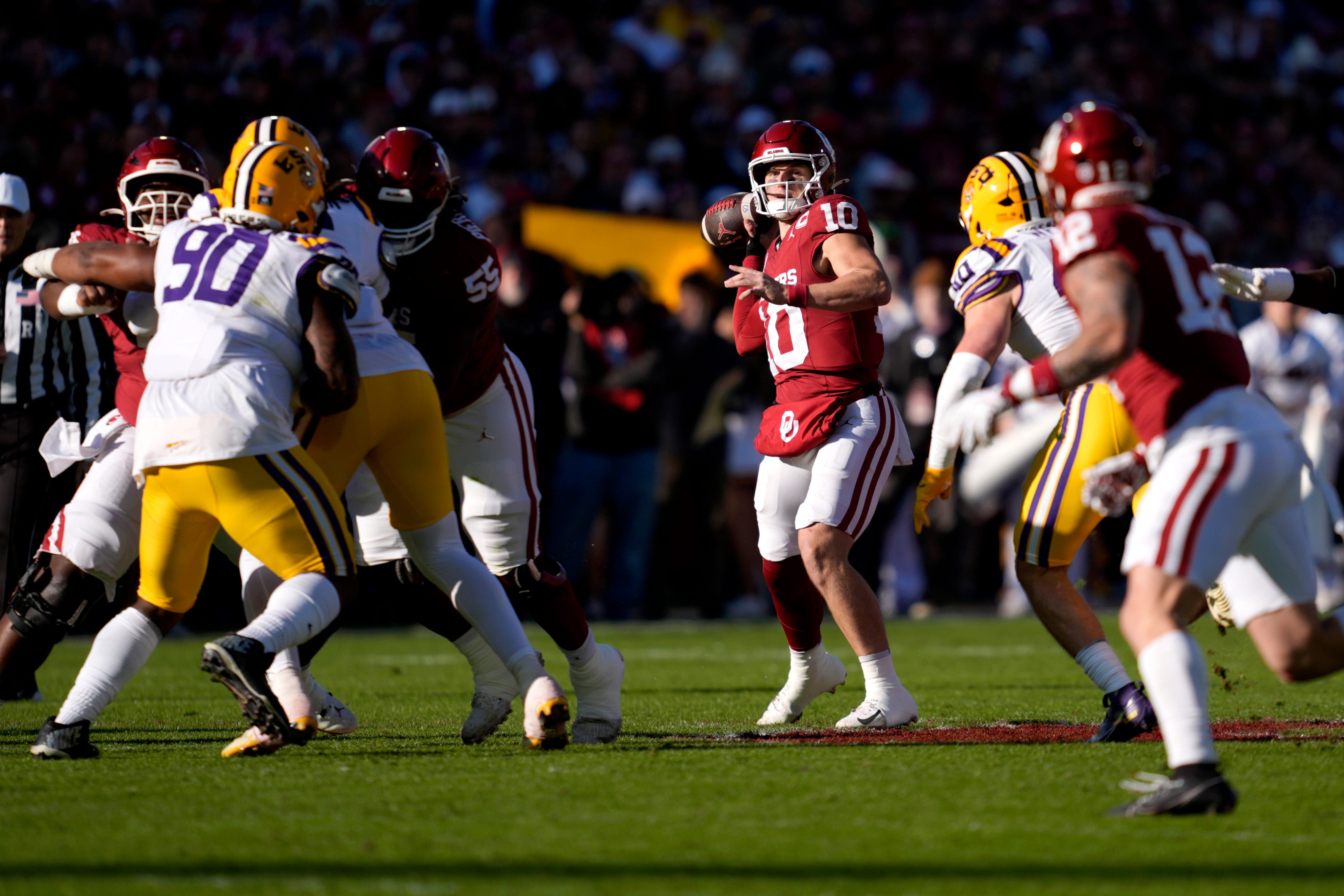 Oklahoma Sooners quarterback John Mateer (10) throws a pass during a college football game between the University of Oklahoma Sooners (OU) and the LSU Tigers at Gaylord Family – Oklahoma Memorial Stadium in Norman, Okla., Saturday, Nov. 29, 2025. Oklahoma won 17-13.