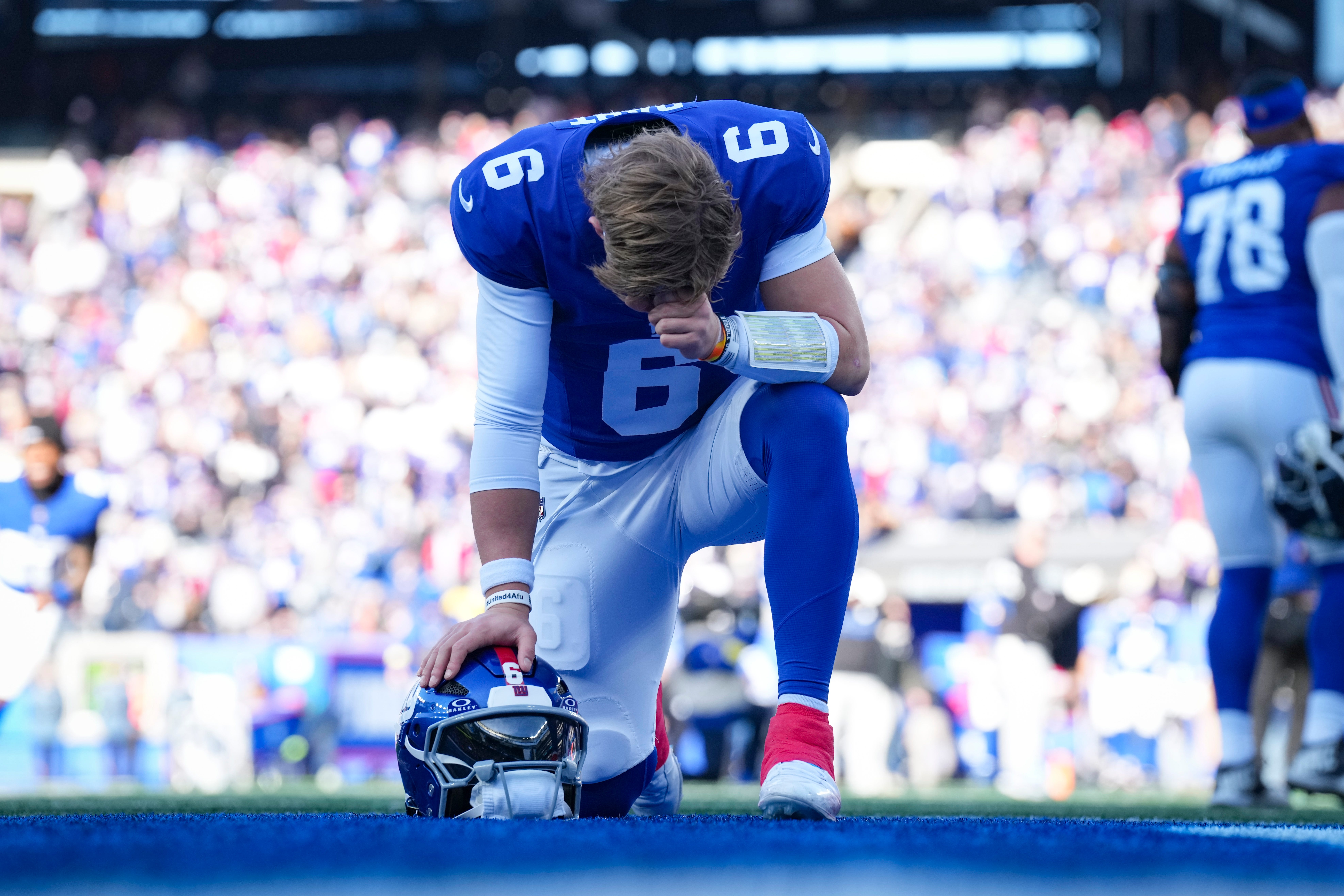 New York Giants quarterback Jaxson Dart (6) kneels in the end zone before a game against the Minnesota Vikings at MetLife Stadium, Dec 21, 2025, East Rutherford, NJ, USA