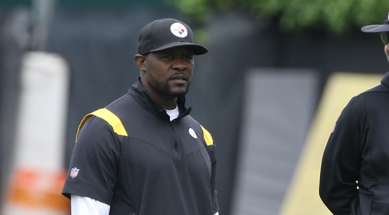 Jun 9, 2022; Pittsburgh, Pennsylvania, USA; Pittsburgh Steelers senior defensive assistant/linebackers coach Brian Flores (left) and offensive coordinator Matt Canada (right) participate in minicamp at UPMC Rooney Sports Complex.