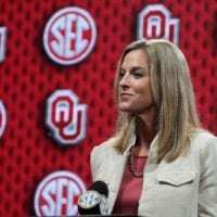 Oklahoma Sooners women’s head coach Jennie Baranczyk freshman Aaaliyah Chavez
