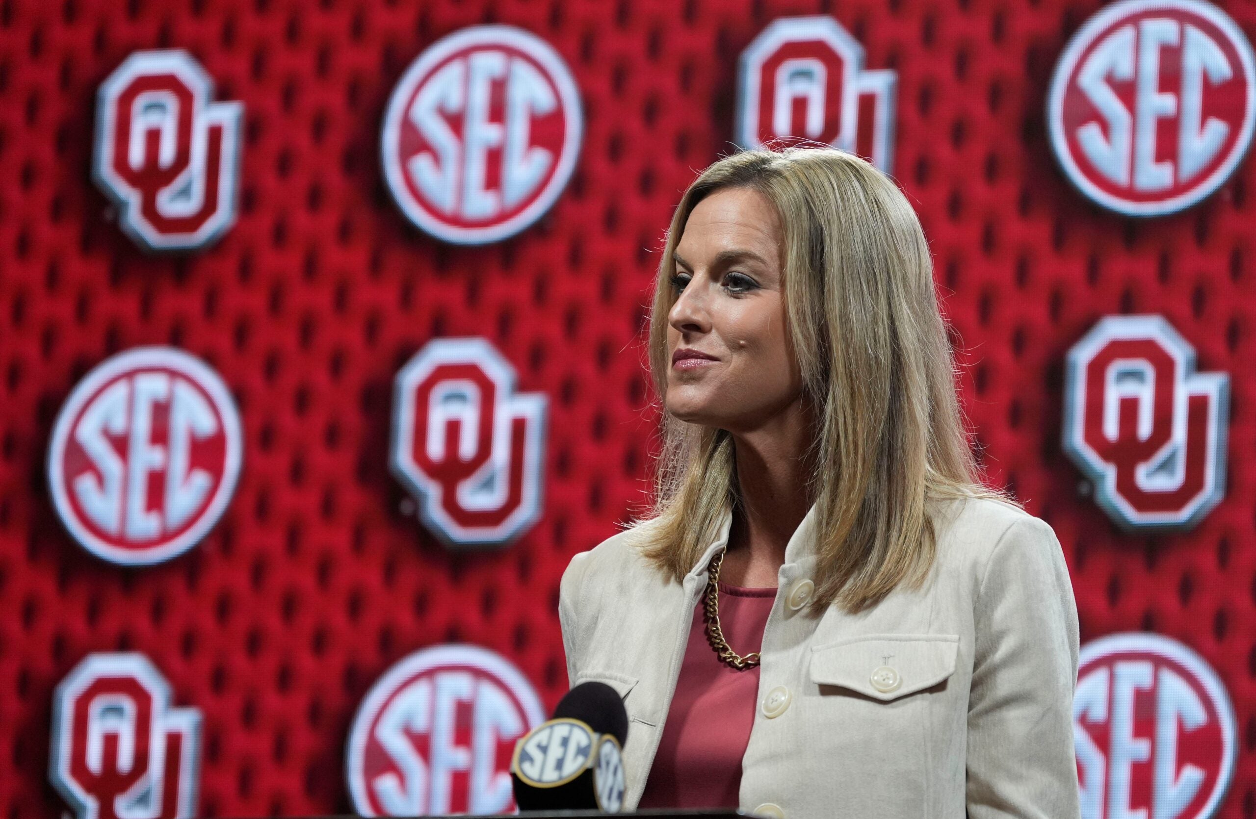 Oklahoma Sooners women’s head coach Jennie Baranczyk freshman Aaaliyah Chavez