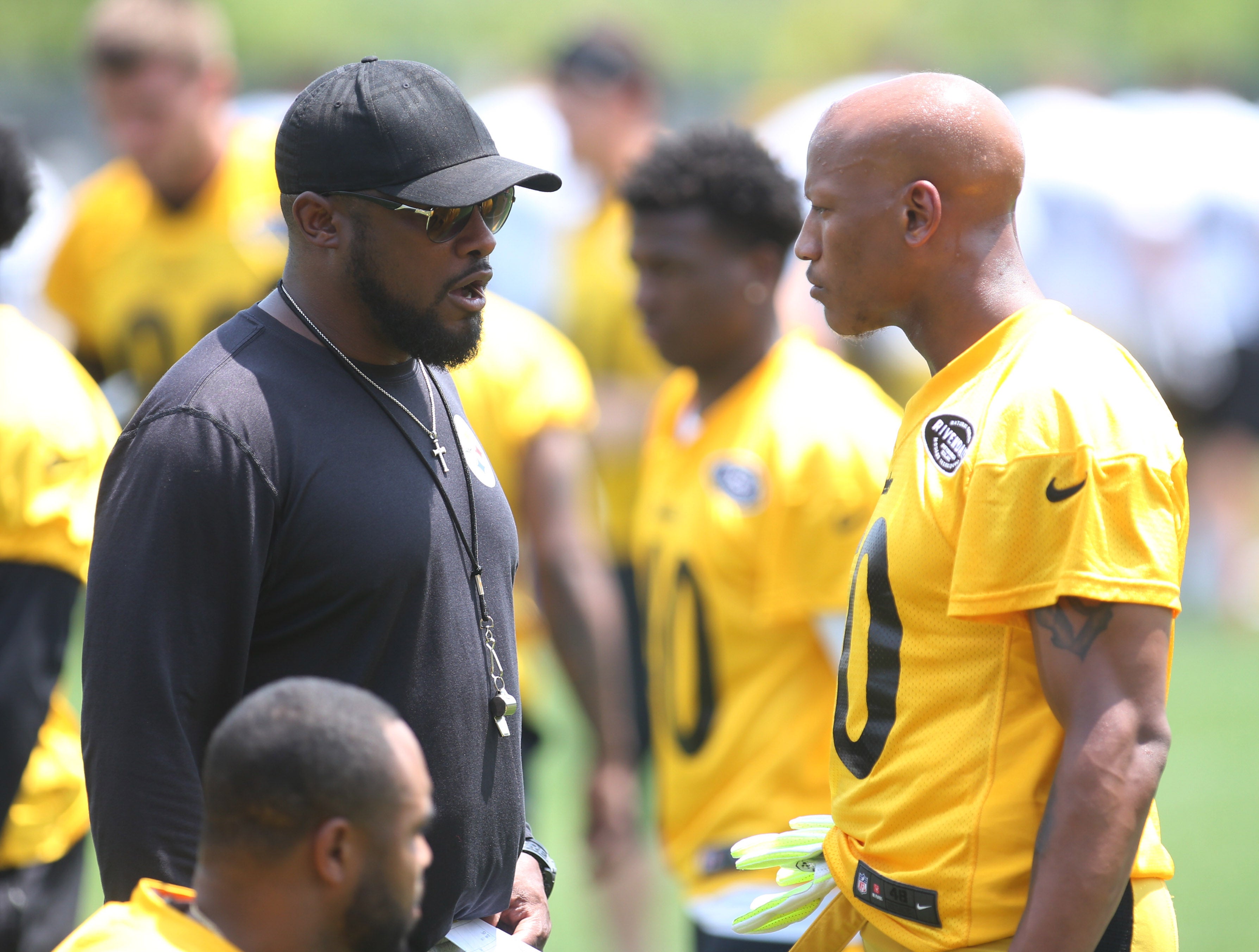 Jun 13, 2017; Pittsburgh, PA, USA; Pittsburgh Steelers head coach Mike Tomlin (left) talks with inside linebacker Ryan Shazier (50) during drills in minicamp at the UPMC Rooney Sports Complex.