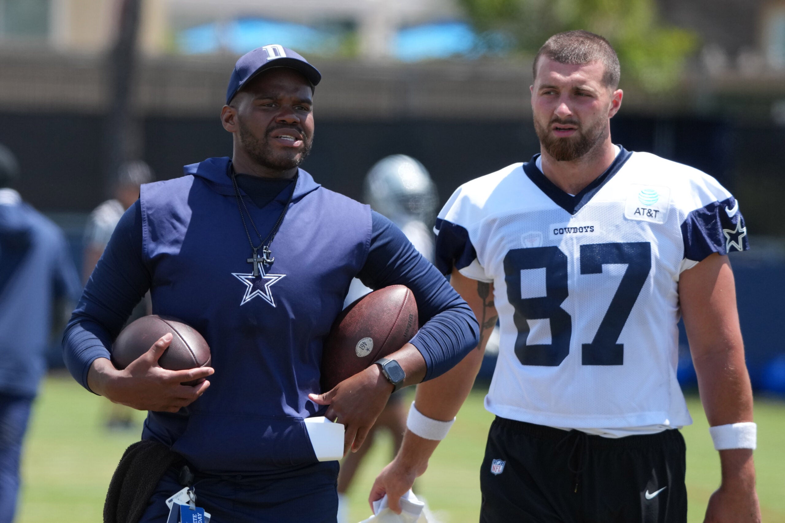 Jul 26, 2025; Oxnard, CA, USA; Dallas Cowboys tight ends coach Lunda Wells (left) and tight end Jake Ferguson (87) at training camp at the River Ridge Fields.