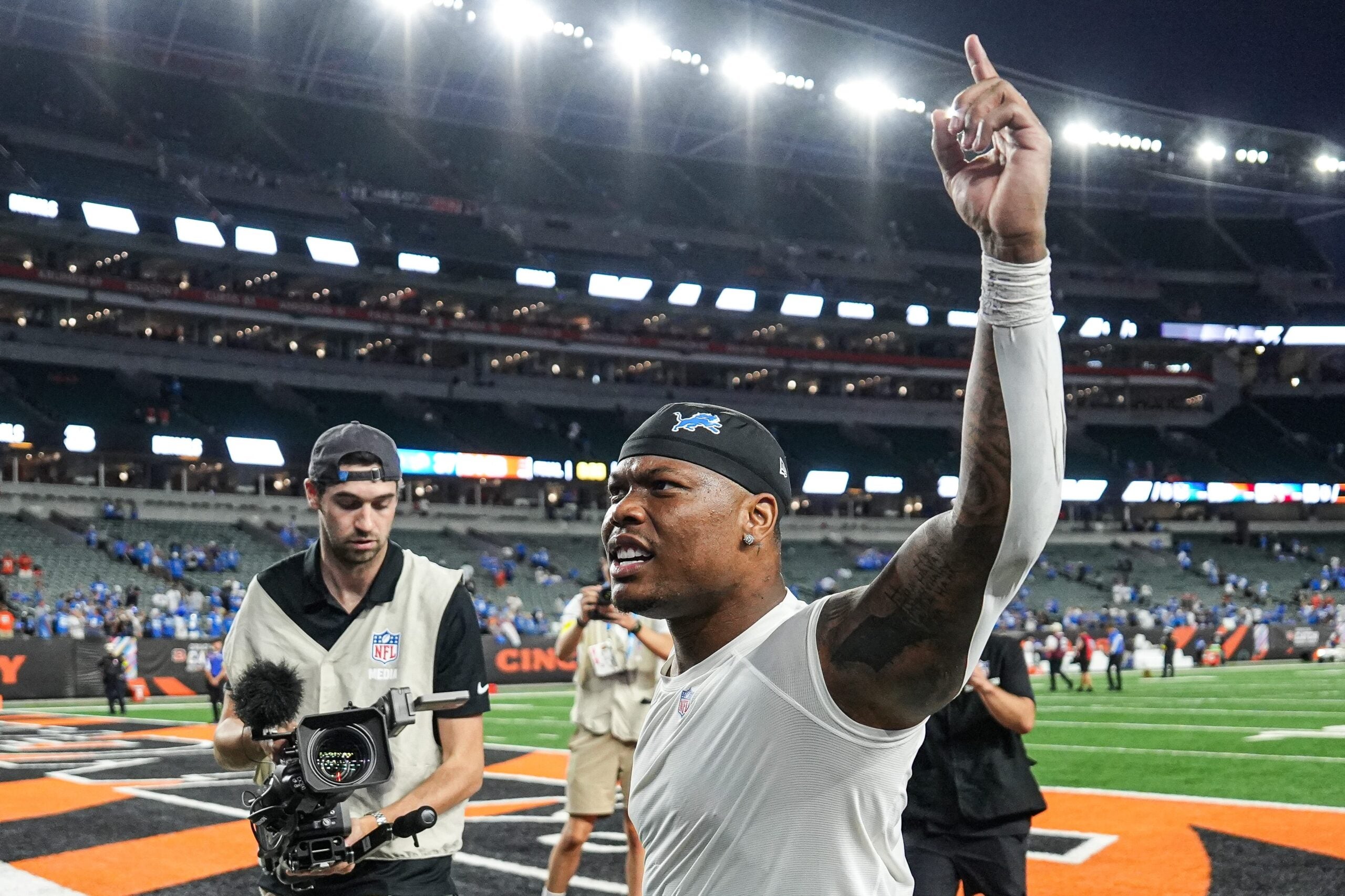 Detroit Lions running back David Montgomery (5) waves at fans as he exits the field after 37-24 win over Cincinnati Bengals at Paycor Stadium in Cincinnati on Sunday, Oct. 5, 2025.