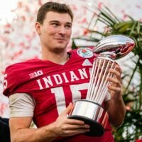 Indiana Hoosiers quarterback Fernando Mendoza (15) holds the trophyThursday, Jan. 1, 2026, after defeating Alabama Crimson Tide in the 112th annual Rose Bowl game in Pasadena.