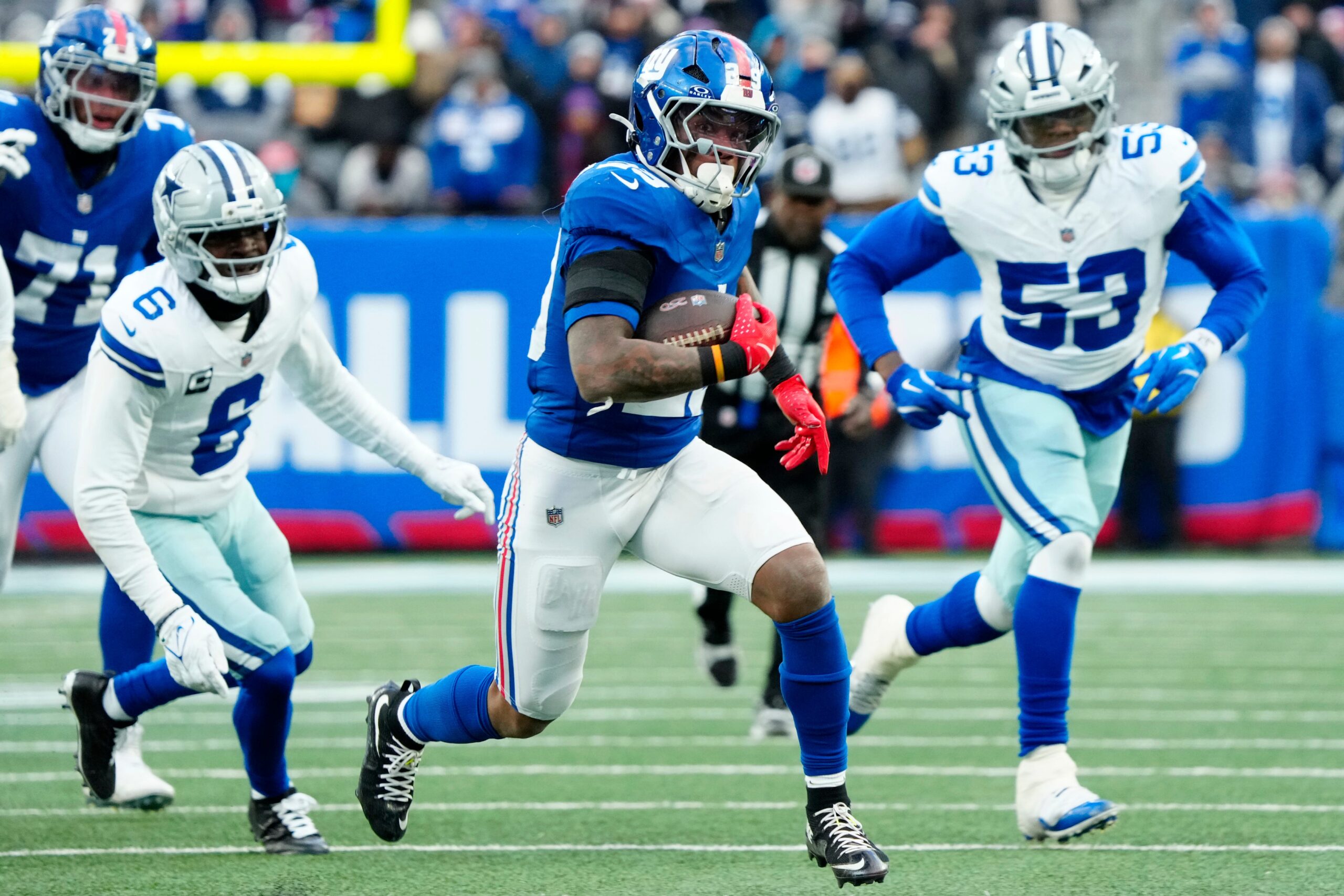 New York Giants running back Tyrone Tracy Jr. (29) runs for a first down for Big Blue, Sunday, January 4, 2026, in East Rutherford.
