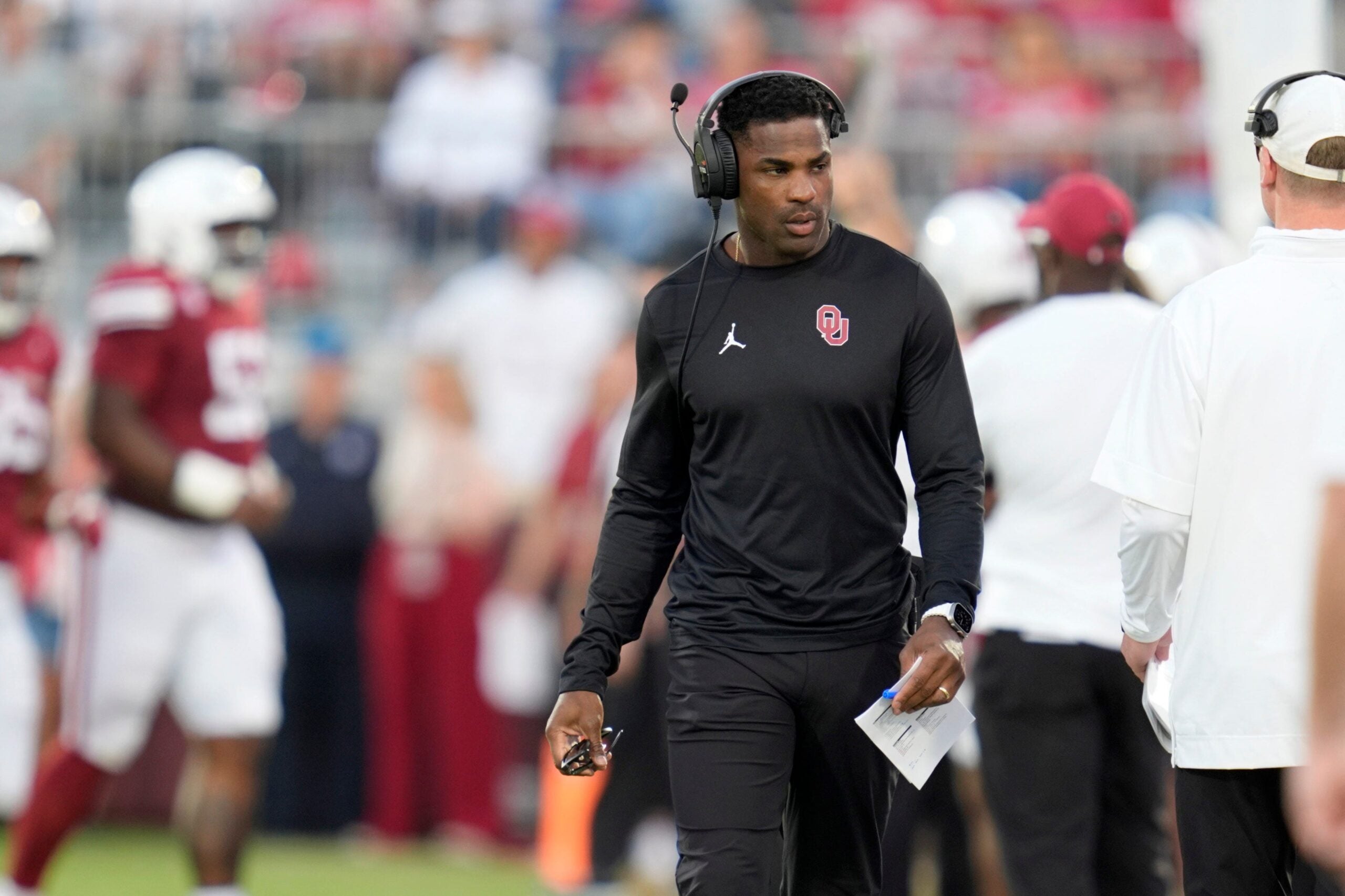 Oklahoma running backs coach DeMarco Murray walks on the sideline during a college football game between the University of Oklahoma Sooners (OU) and the Houston Cougars at Gaylord Family – Oklahoma Memorial Stadium in Norman, Okla., Saturday, Sept. 7, 2024.
