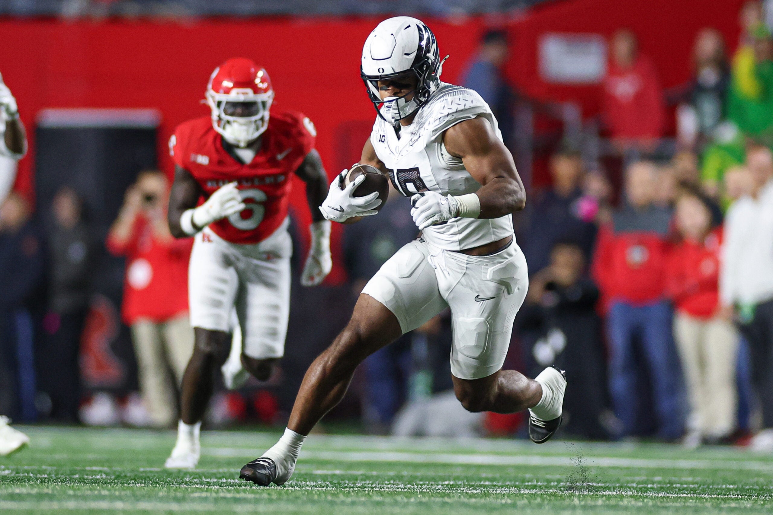 Oct 18, 2025; Piscataway, New Jersey, USA; Oregon Ducks tight end Kenyon Sadiq (18) gains yards after catch during the first half against the Rutgers Scarlet Knights at SHI Stadium. Mandatory Credit: Vincent Carchietta-Imagn Images
