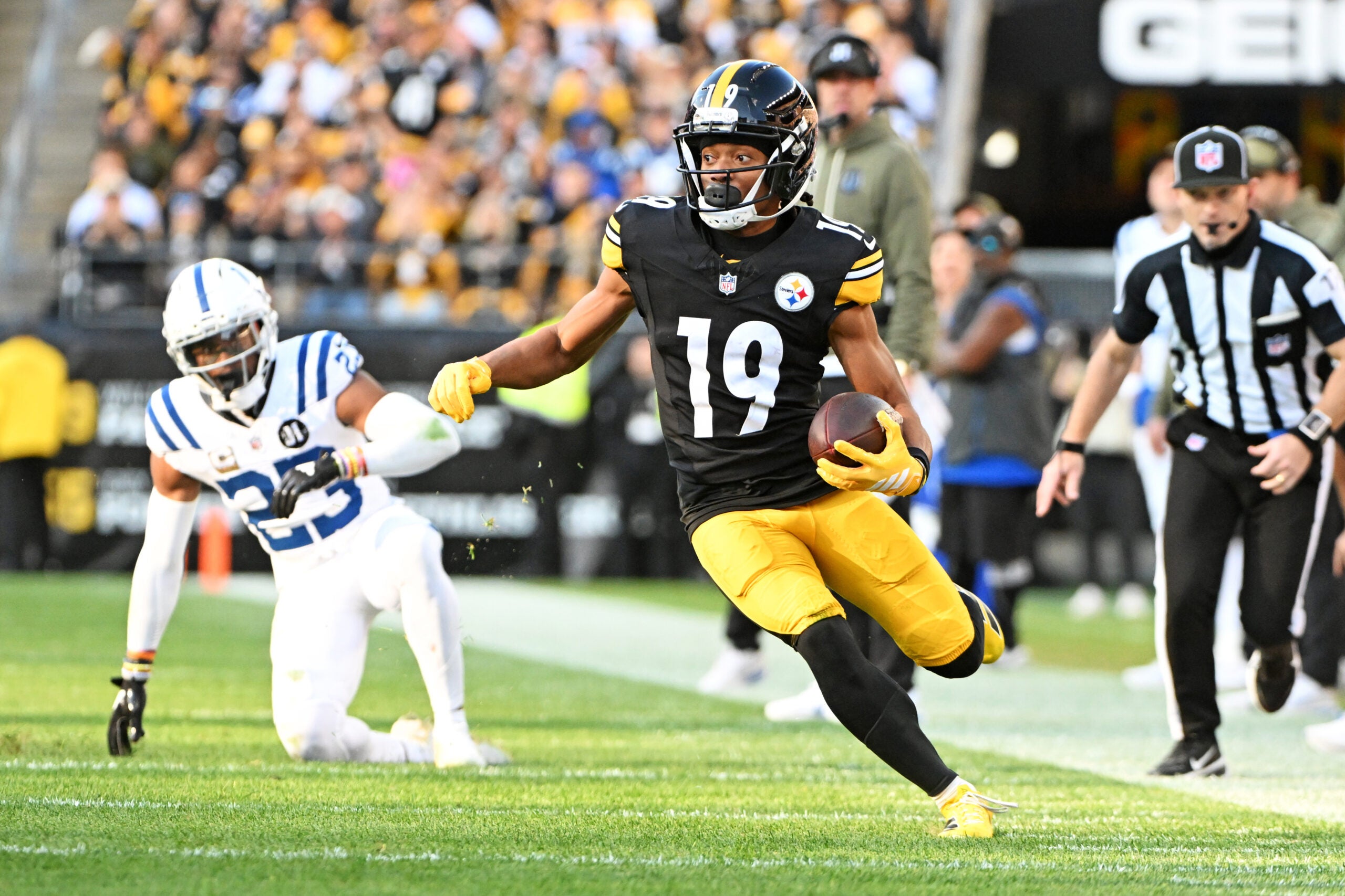 Nov 2, 2025; Pittsburgh, Pennsylvania, USA; Pittsburgh Steelers wide receiver Calvin Austin III (19) catches a pass during the second half against the Indianapolis Colts at Acrisure Stadium.