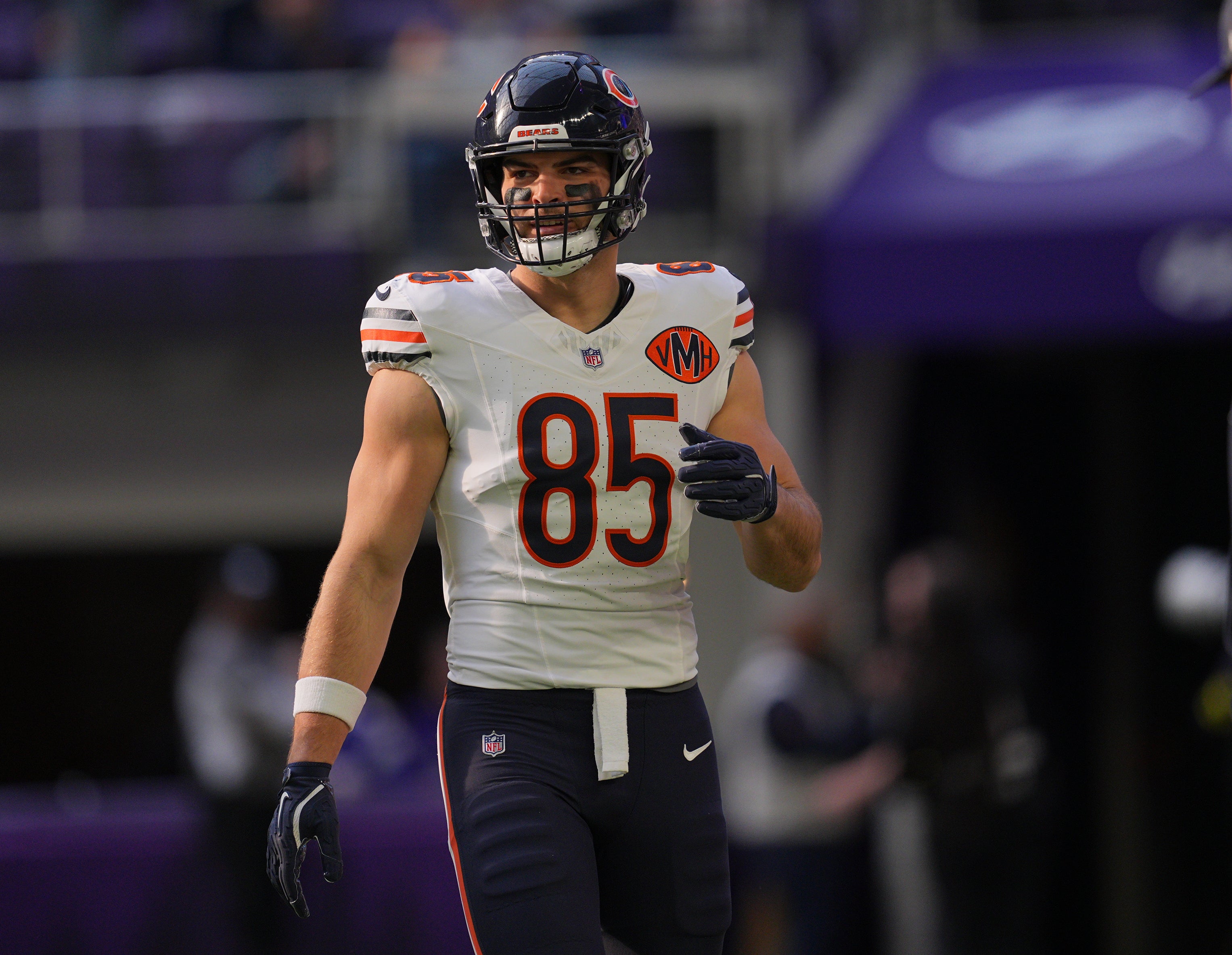 Nov 16, 2025; Minneapolis, Minnesota, USA; Chicago Bears tight end Cole Kmet (85) warms up before a game against the Minnesota Vikings at U.S. Bank Stadium.