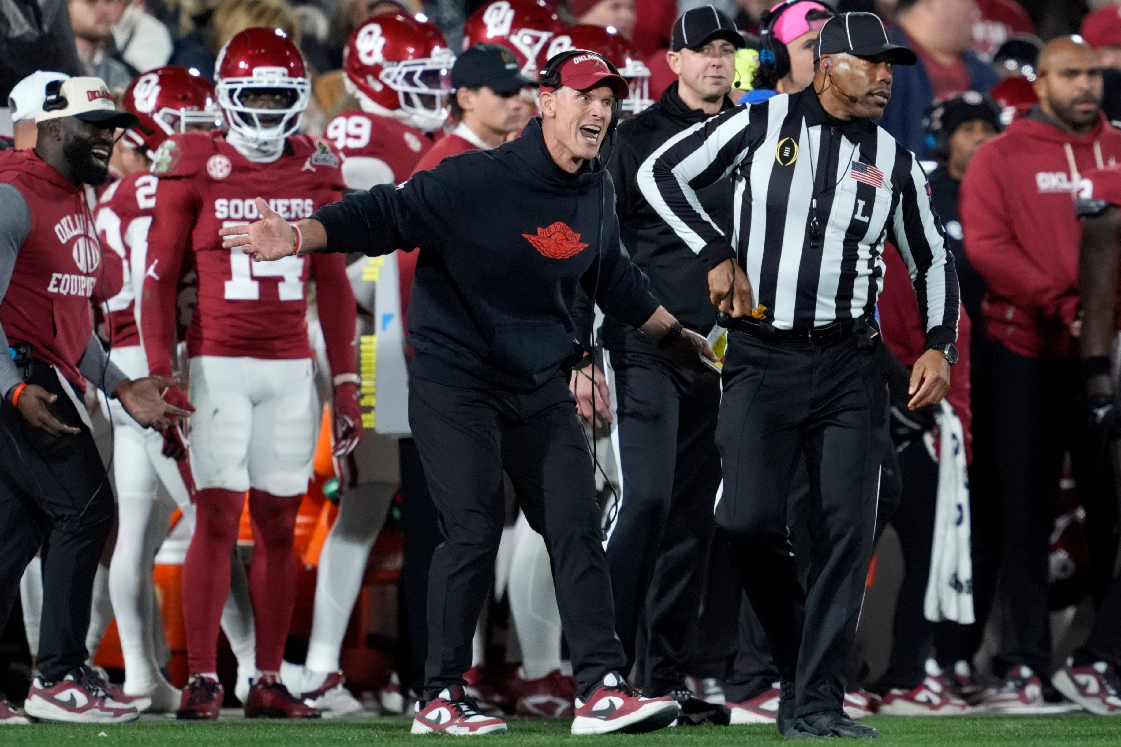 Oklahoma Sooners head coach Brent Venables offensive line Chris Harris jr