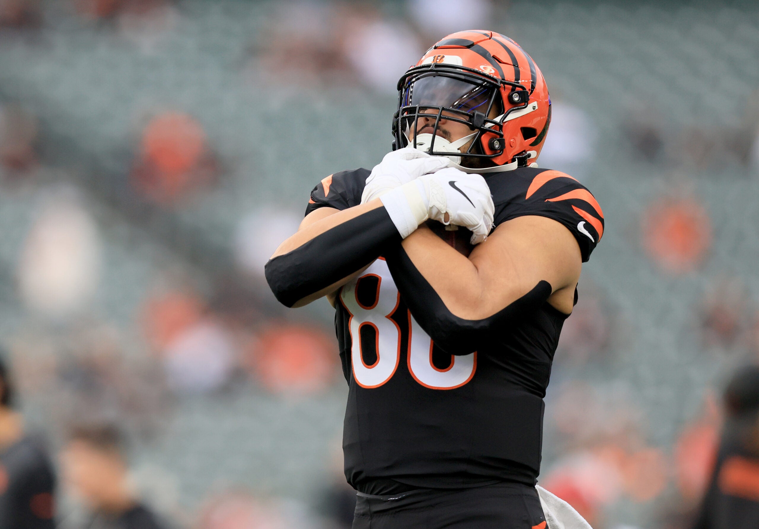 Dec 28, 2025; Cincinnati, Ohio, USA; Cincinnati Bengals tight end Noah Fant (86) warms up before a game against the Arizona Cardinals at Paycor Stadium.