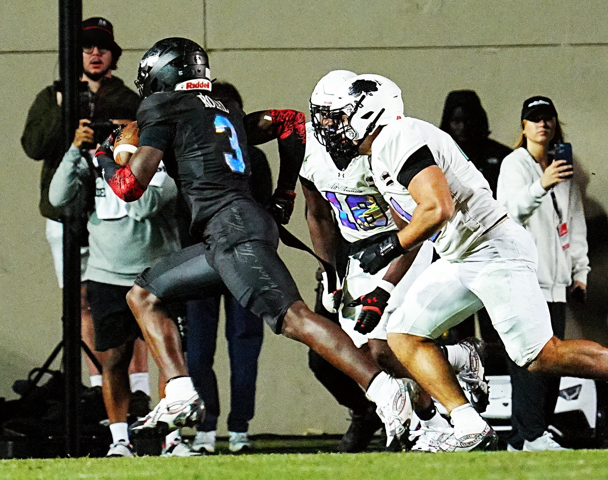 Team Roses' Easton Royal (3) runs into the end zone for a touchdown during the Under Armour All-America Game Saturday, Jan. 3, 2026 at Spec Martin Stadium in DeLand.