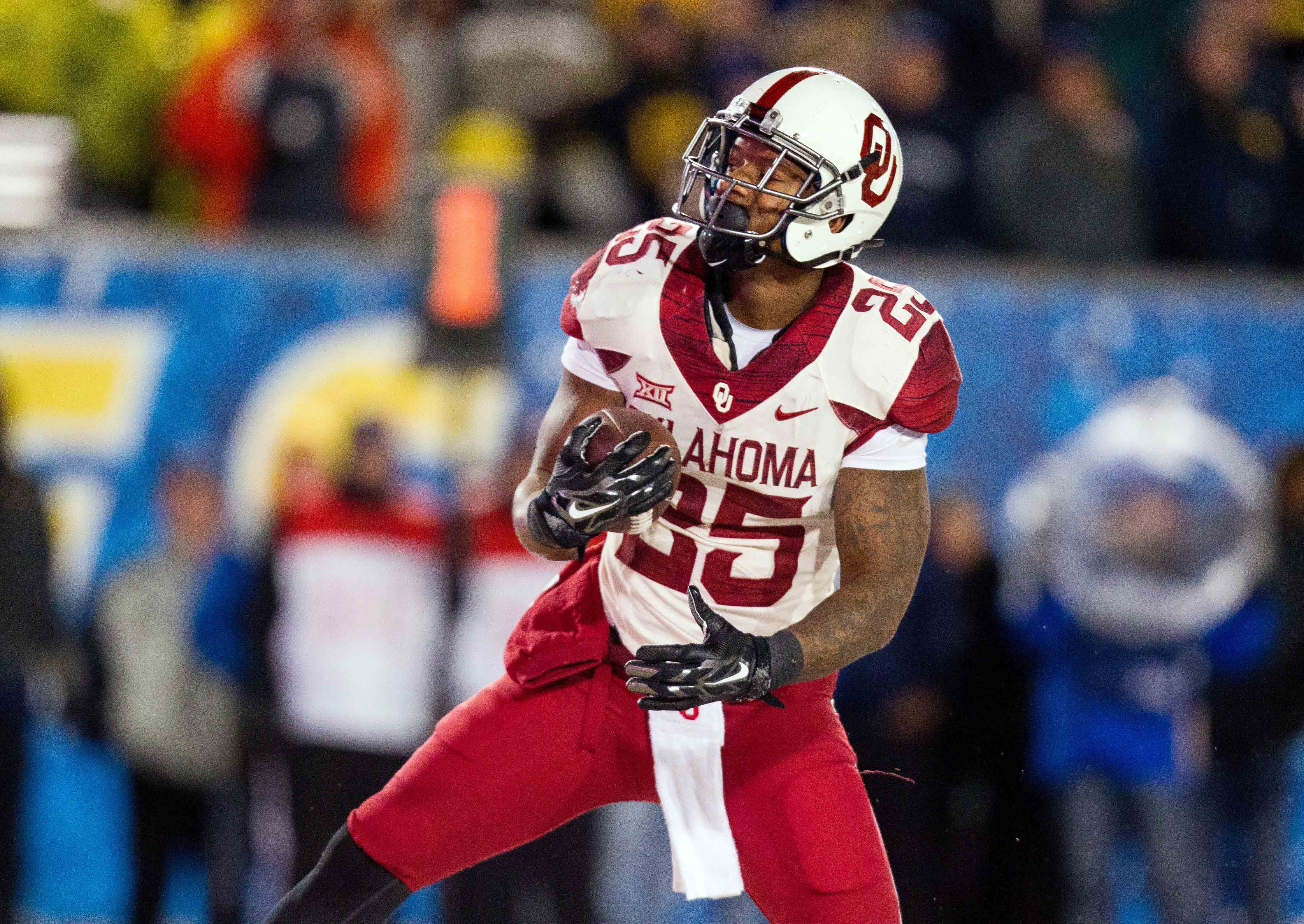 Nov 19, 2016; Morgantown, WV, USA; Oklahoma Sooners running back Joe Mixon (25) runs for a touchdown during the second quarter against the West Virginia Mountaineers at Milan Puskar Stadium.
