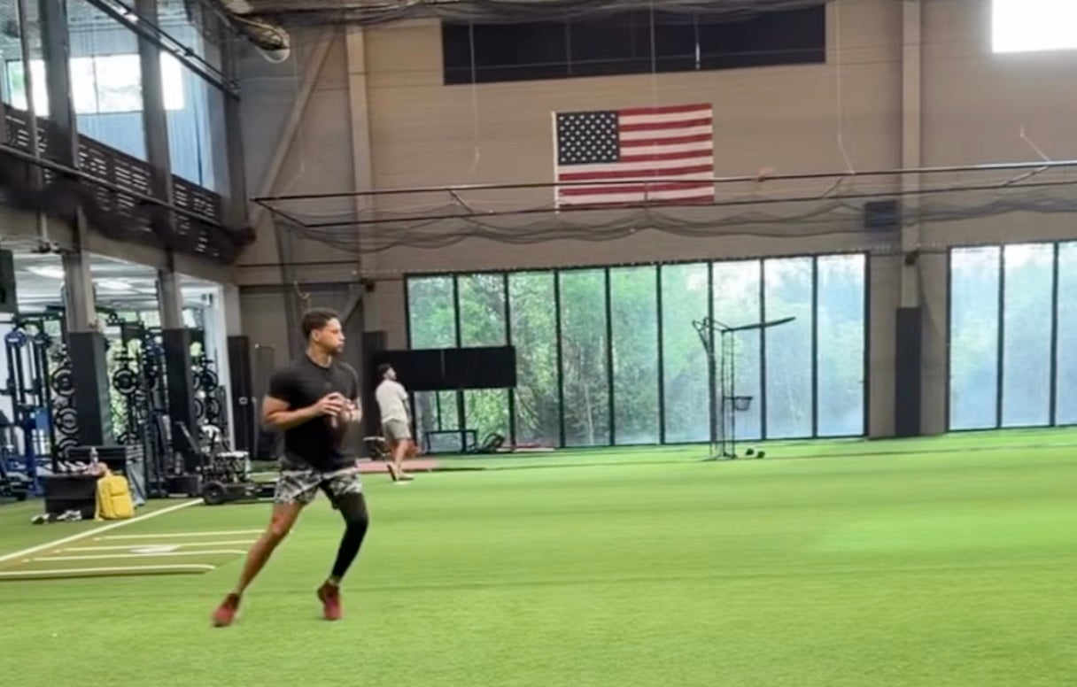 Patrick Mahomes takes part in throwing session during his rehab process, 3/25/2026.