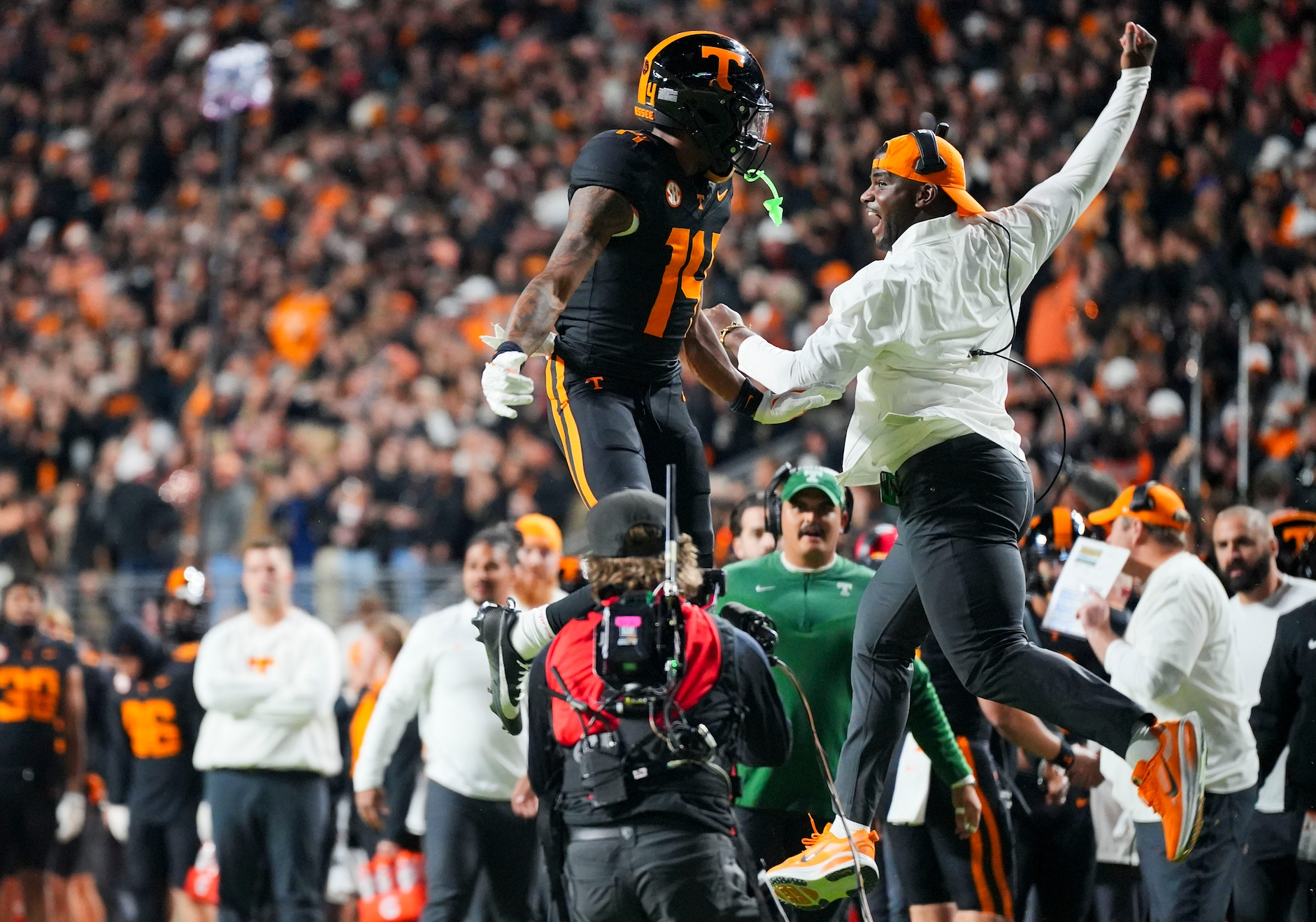 Vols WR coach Kelsey Pope reveals what he tells parents and recruits ...