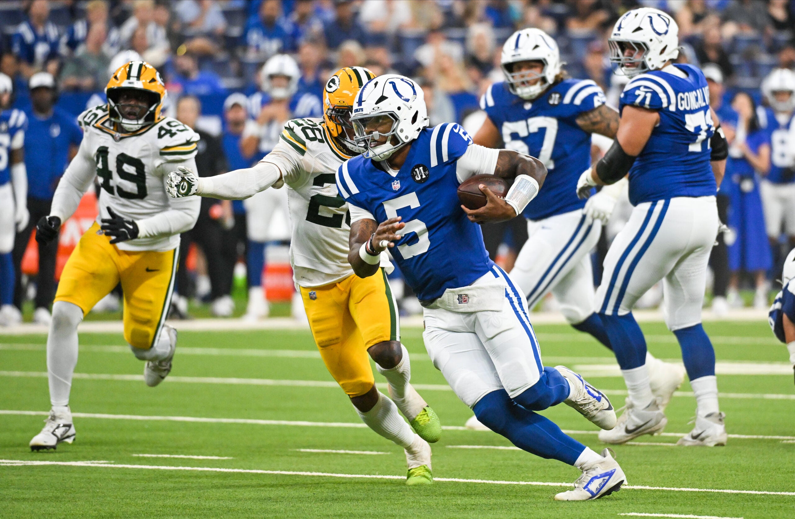 Aug 16, 2025; Indianapolis, Indiana, USA; Indianapolis Colts quarterback Anthony Richardson Sr. (5) runs the ball against Green Bay Packers linebacker Isaiah Simmons (28) during the first half at Lucas Oil Stadium.