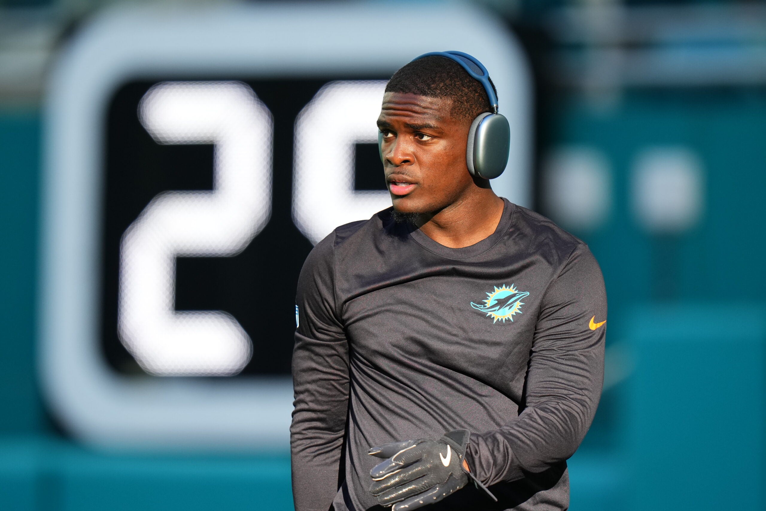 Sep 29, 2025; Miami Gardens, Florida, USA; Miami Dolphins running back De'Von Achane (28) practices before the game against the New York Jets at Hard Rock Stadium.