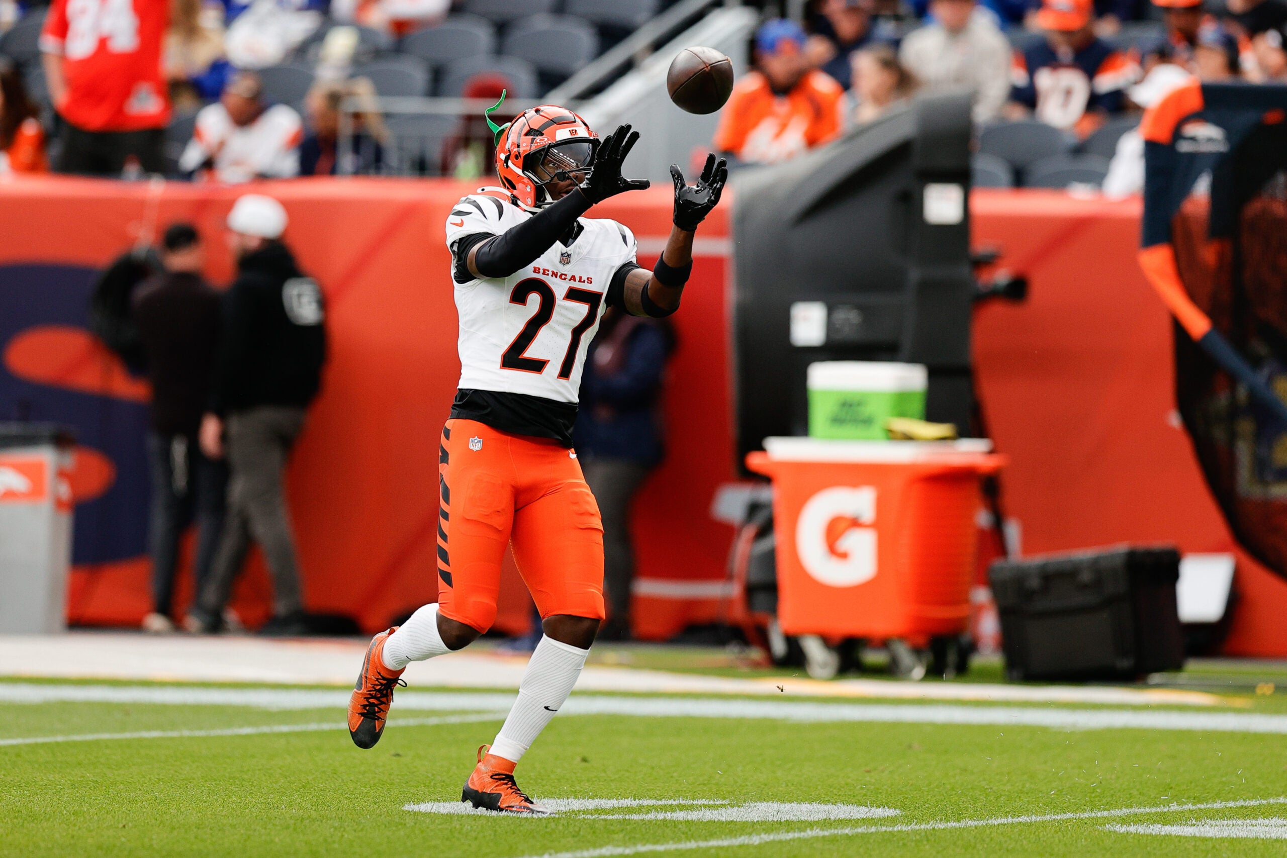 Sep 29, 2025; Denver, Colorado, USA; Cincinnati Bengals safety Jordan Battle (27) warms up before the game against the Denver Broncos at Empower Field at Mile High.