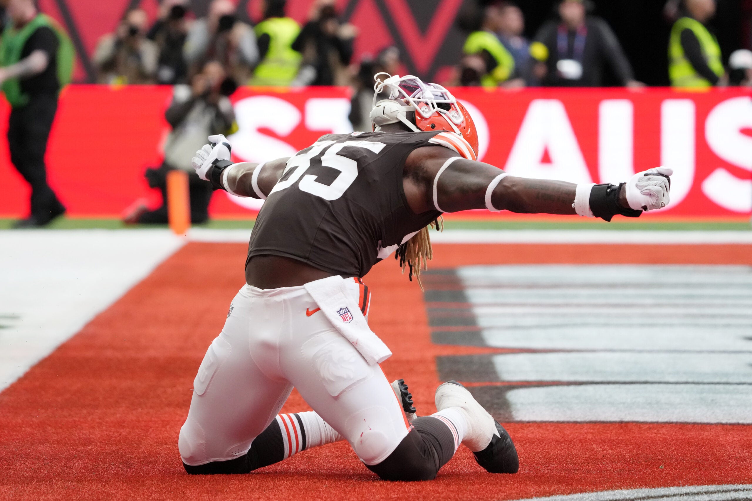 Oct 5, 2025; Tottenham, United Kingdom; Cleveland Browns tight end David Njoku (85) celebrates after scoring a touchdown against the Minnesota Vikings during the third quarter of an NFL International Series game at Tottenham Hotspur Stadium.