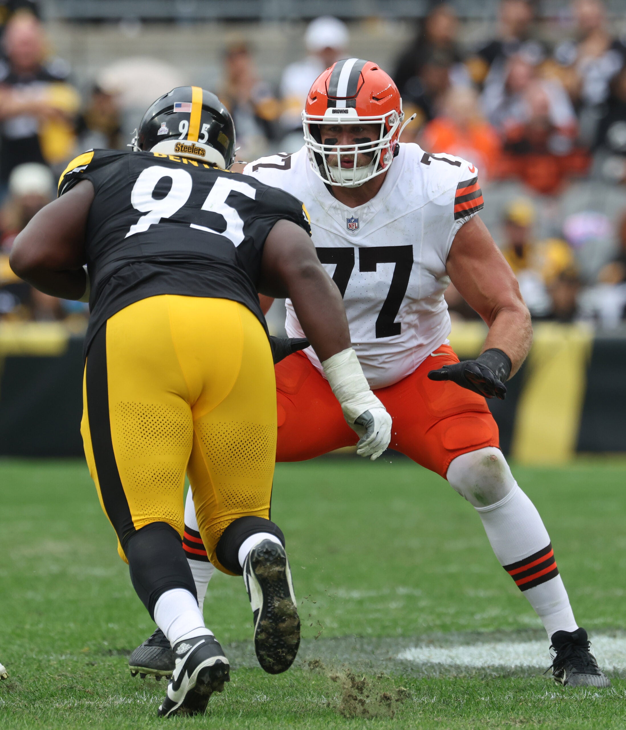 Oct 12, 2025; Pittsburgh, Pennsylvania, USA; Cleveland Browns guard Wyatt Teller (77) blocks at the line of scrimmage against Pittsburgh Steelers defensive tackle Keeanu Benton (95) during the second quarter at Acrisure Stadium.