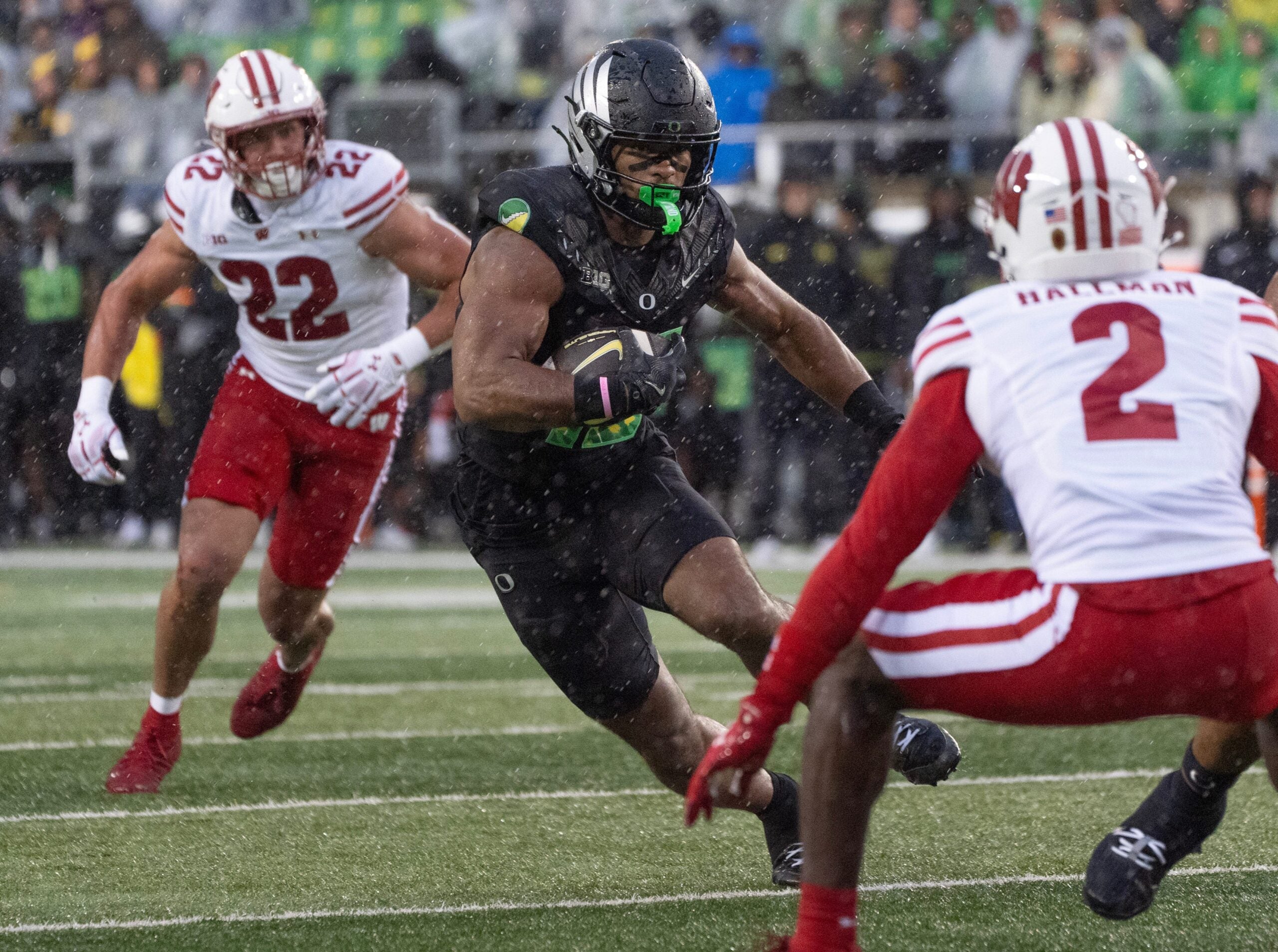 Oregon’s Kenyon Sadiq, center, rushes late in the second quarter against Wisconsin at Autzen Stadium Oct. 25, 2025.