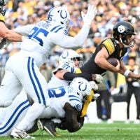 Multiple Colts defenders sack Steelers QB Aaron Rodgers