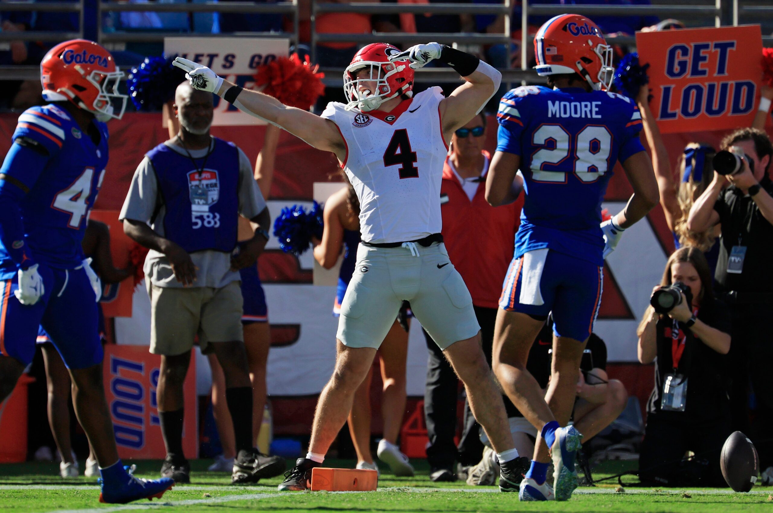 Georgia Bulldogs tight end Oscar Delp (4) indicates a first down pickup during the first quarter of an NCAA football game, Saturday, Nov. 1, 2025, at EverBank Stadium in Jacksonville, Fla. Georgia held off Florida 24-20.
