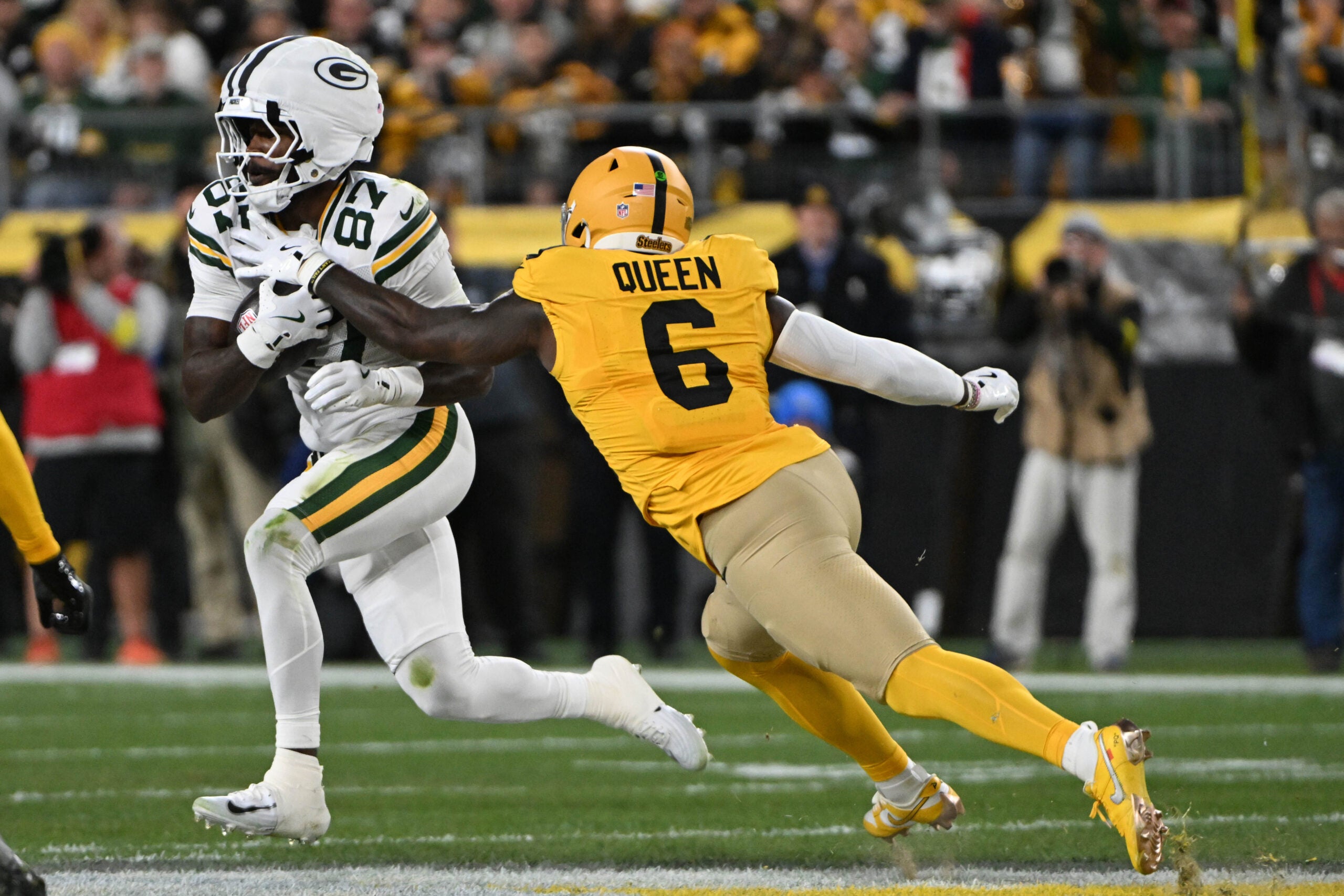 Oct 26, 2025; Pittsburgh, Pennsylvania, USA; Pittsburgh Steelers linebacker Patrick Queen (6) looks to tackle Green Bay Packers wide receiver Romeo Doubs (87) during the first half at Acrisure Stadium.