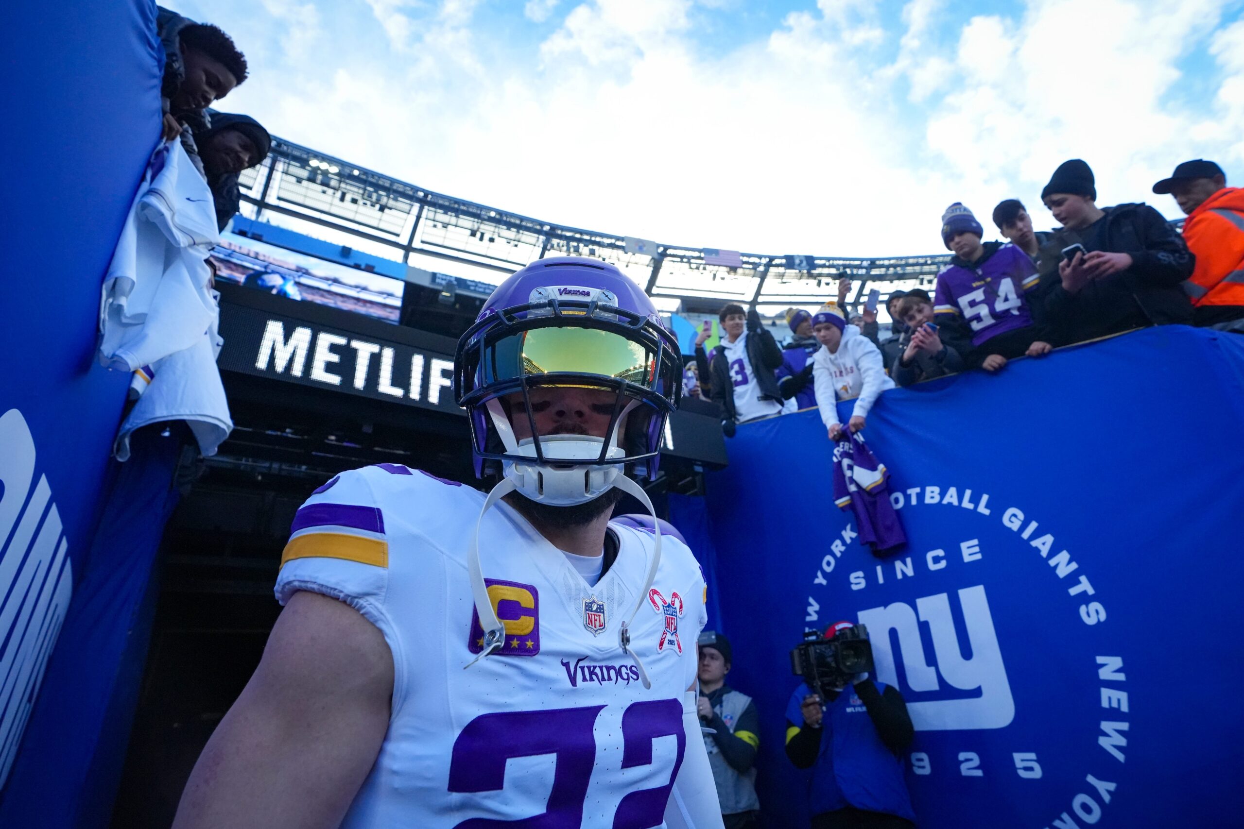 Minnesota Vikings safety Harrison Smith (22) walks out onto the field before a game against the New York Giants at MetLife Stadium, Dec 21, 2025, East Rutherford, NJ, USA