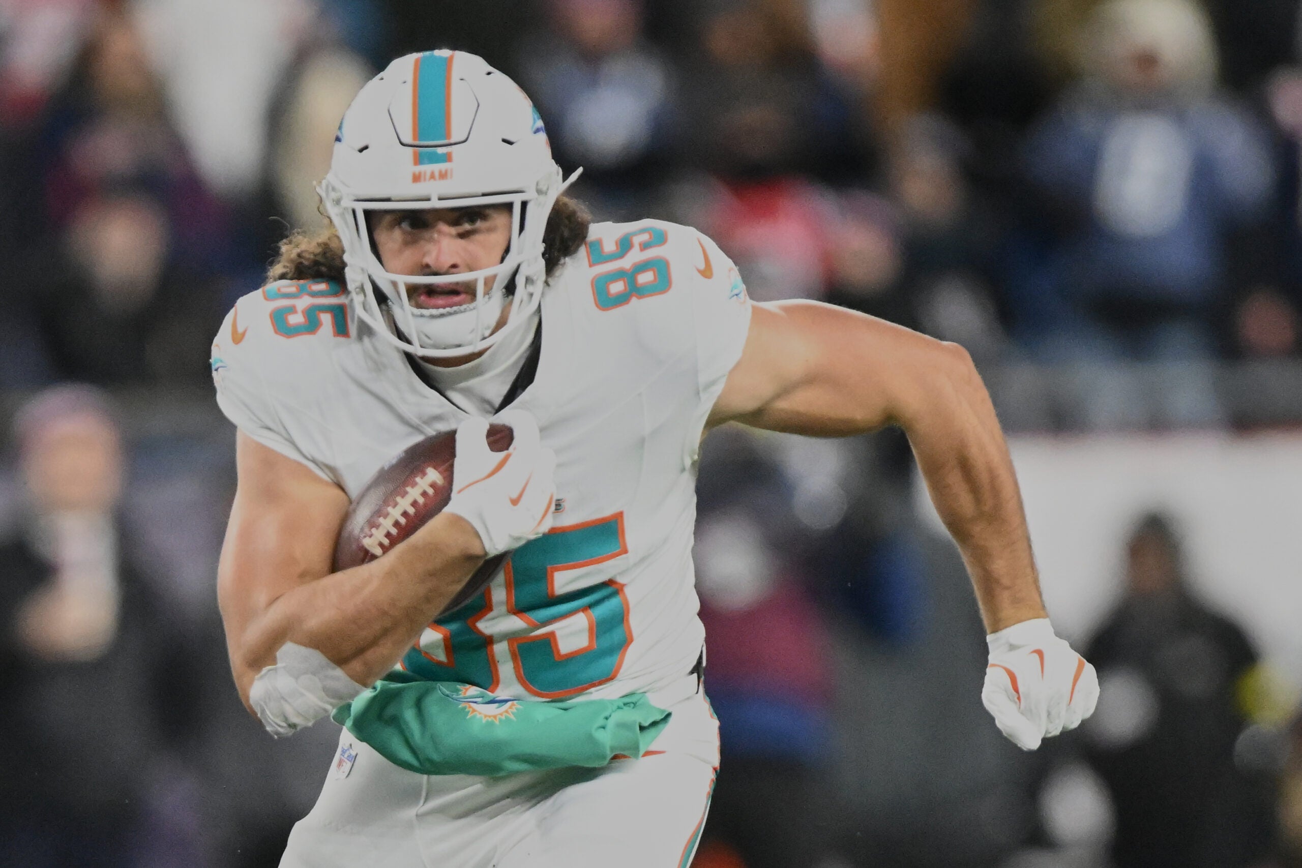 Jan 4, 2026; Foxborough, Massachusetts, USA; Miami Dolphins tight end Greg Dulcich (85) runs after the catch against against the New England Patriots during the third quarter at Gillette Stadium.