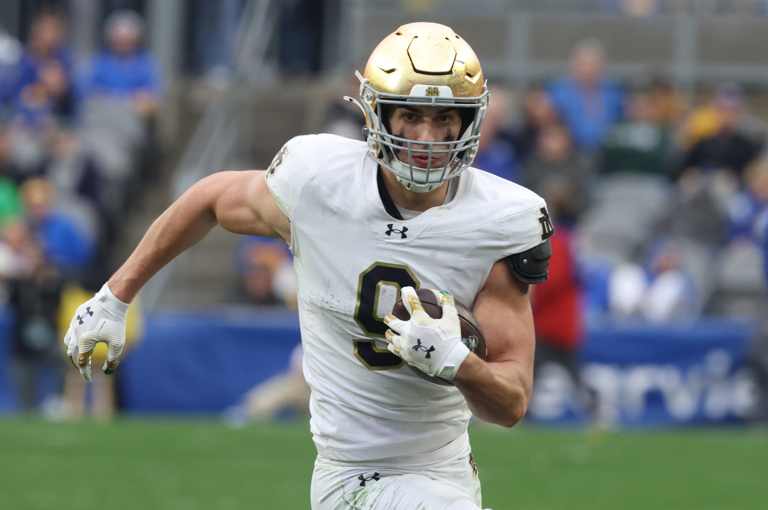 Nov 15, 2025; Pittsburgh, Pennsylvania, USA; Notre Dame Fighting Irish tight end Eli Raridon (9) runs after a catch against the Pittsburgh Panthers during the fourth quarter at Acrisure Stadium.
