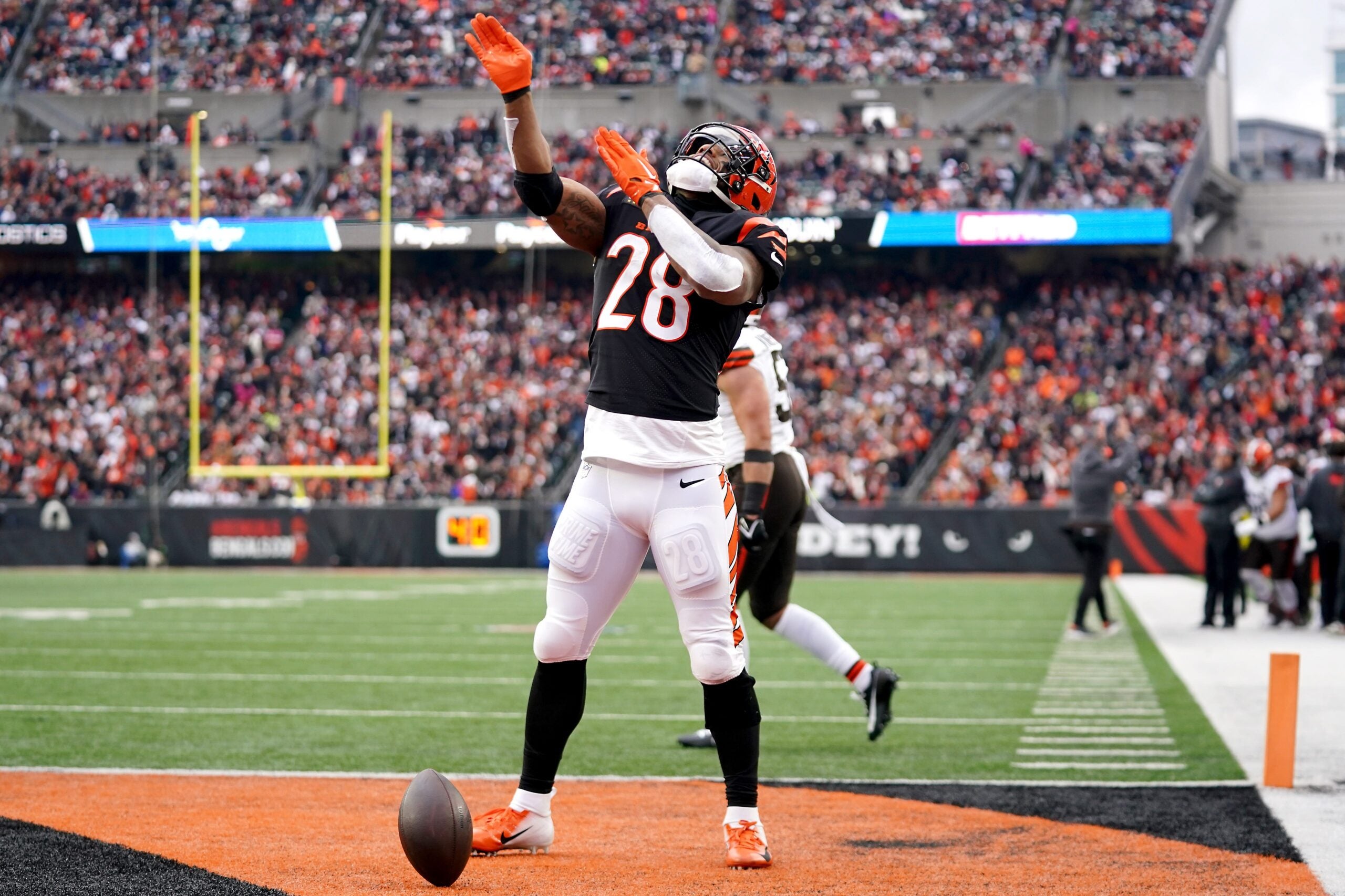 Cincinnati Bengals running back Joe Mixon (28) celebrates a touchdown catch and run in the first quarter during a Week 18 NFL football game between the Cleveland Browns at Cincinnati Bengals, Sunday, Jan. 7, 2024, at Paycor Stadium in Cincinnati.
