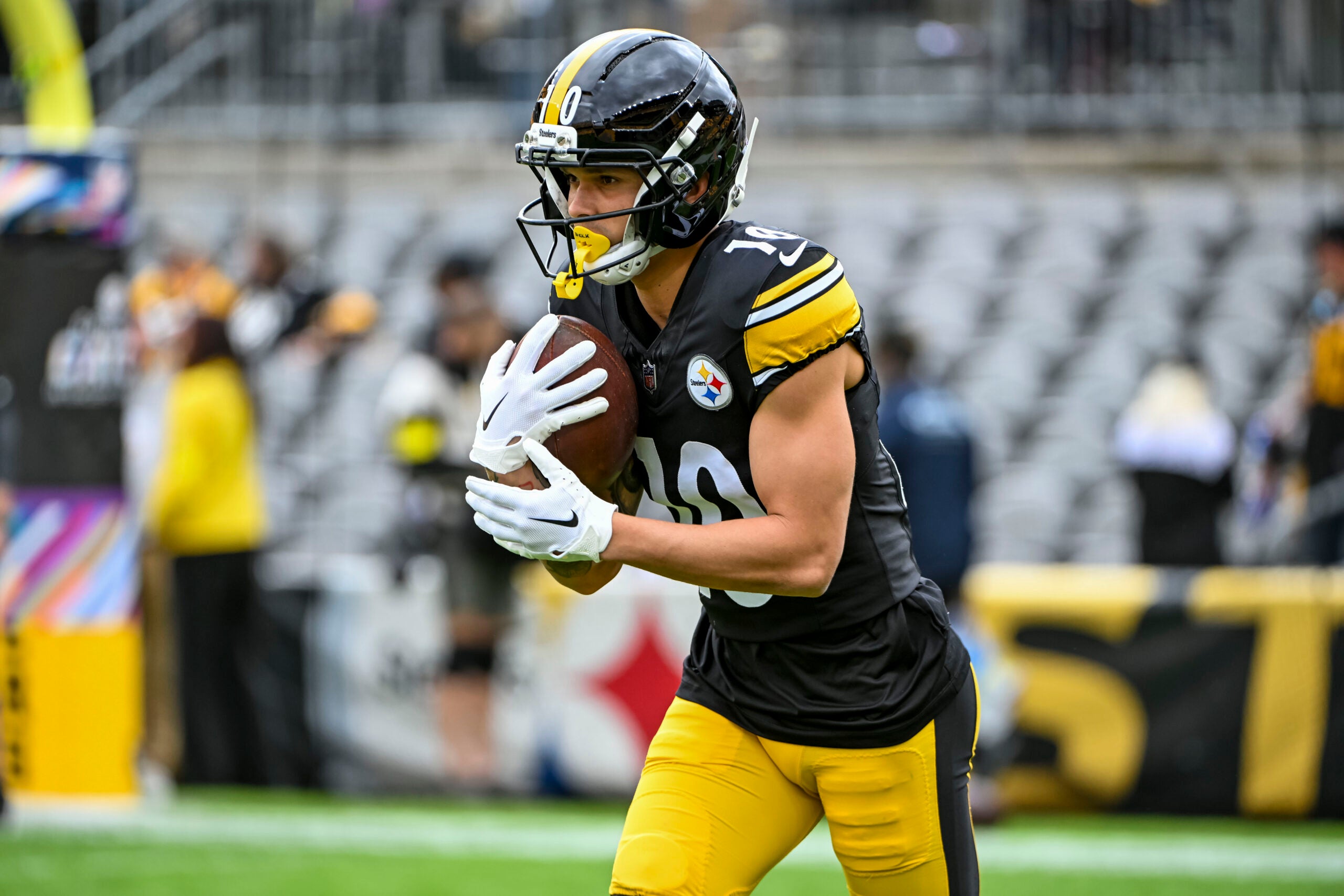 Oct 12, 2025; Pittsburgh, Pennsylvania, USA; Pittsburgh Steelers wide receiver Roman Wilson (10) warms up before the game at Acrisure Stadium.