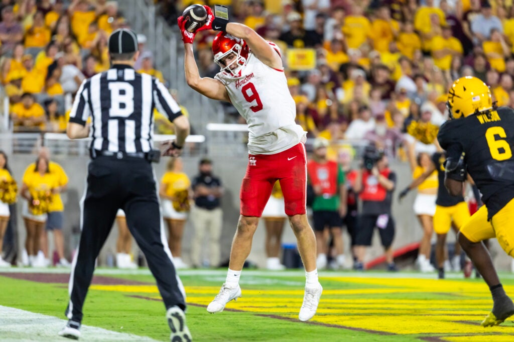 Oct 25, 2025; Tempe, Arizona, USA; Houston Cougars tight end Tanner Koziol (9) catches a touchdown pass against the Arizona State Sun Devils in the second half at Mountain America Stadium.