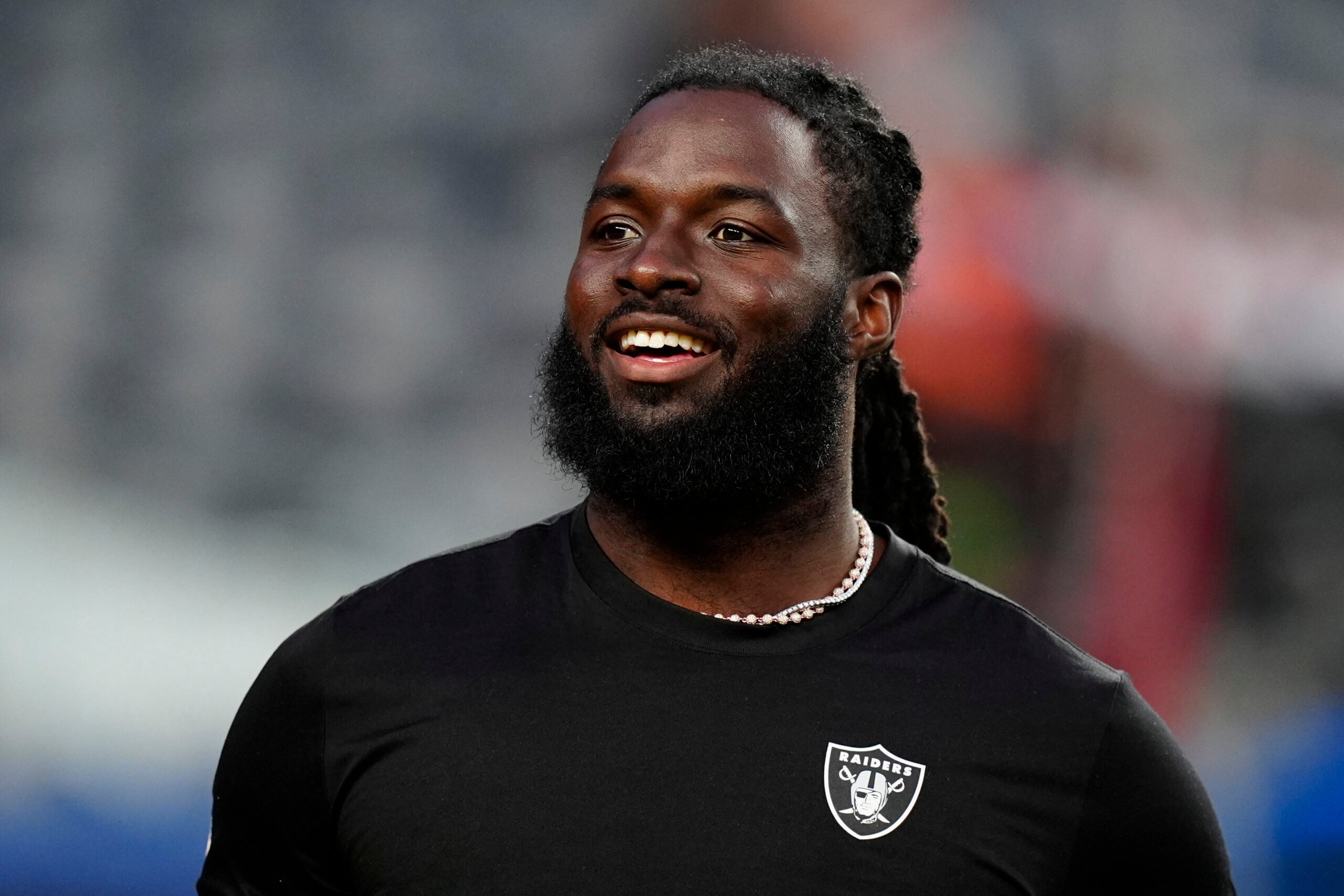 Las Vegas Raiders tight end Ian Thomas re-sign run blocker