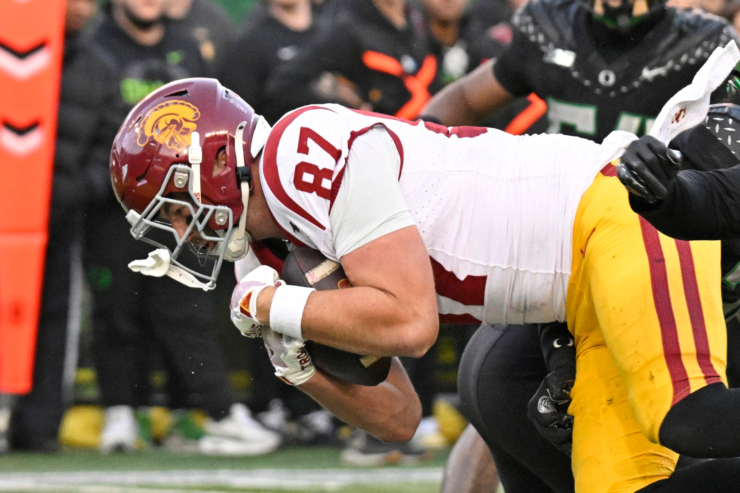 Nov 22, 2025; Eugene, Oregon, USA; Southern California Trojans tight end Lake McRee (87) catches a pass for a touch down against the Oregon Ducks during the second half at Autzen Stadium.