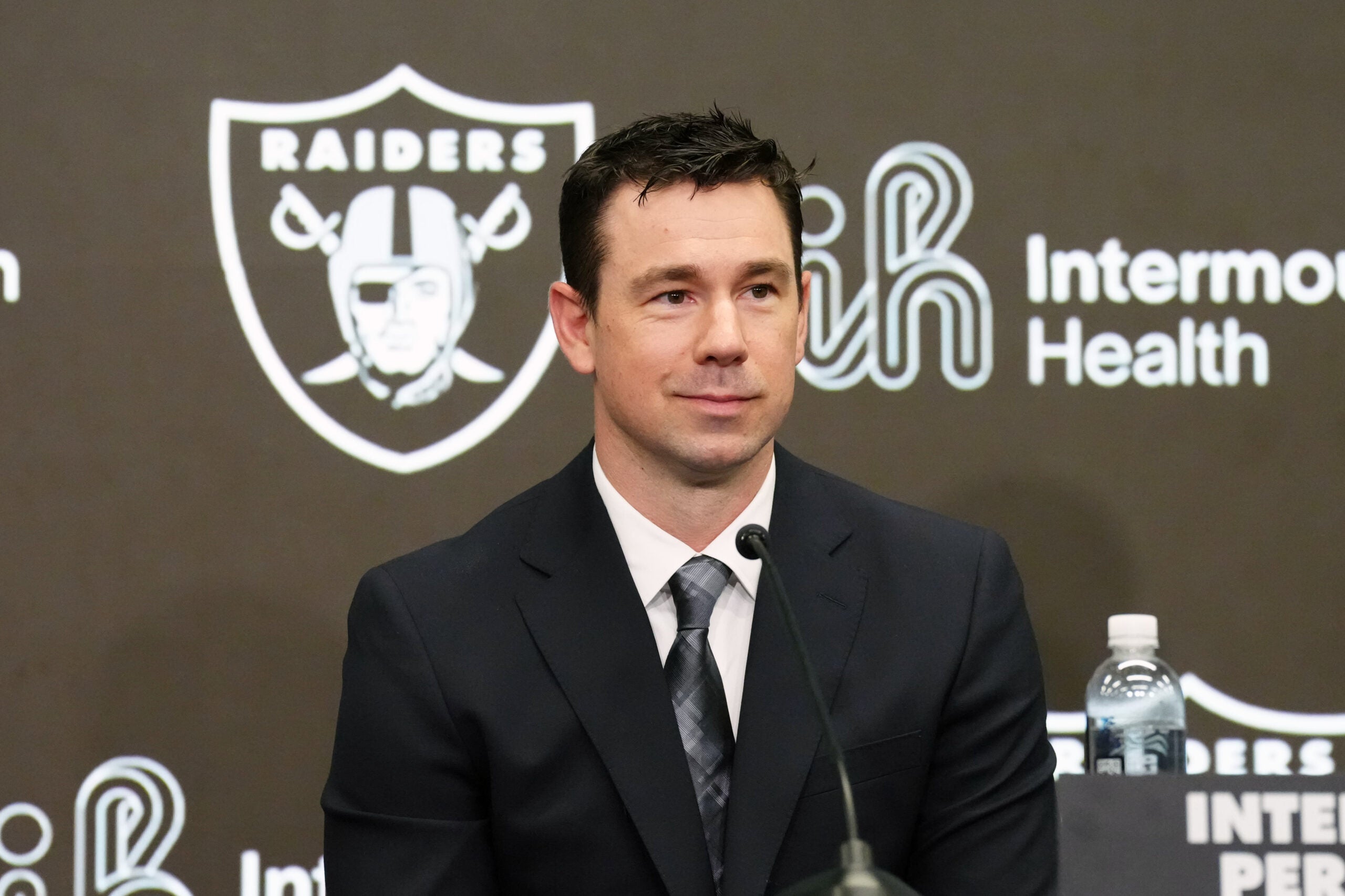 Las Vegas Raiders head coach Klint Kubiak offensive tackle