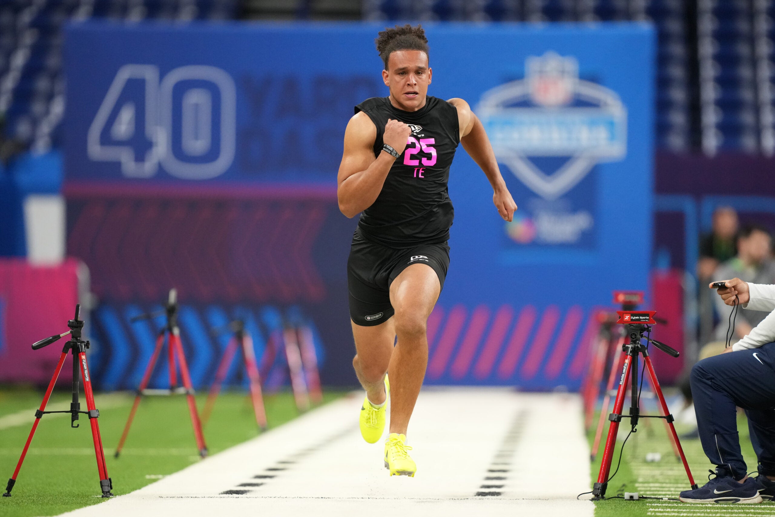 Feb 27, 2026; Indianapolis, IN, USA; Vanderbilt tight end Eli Stowers (TE25) during the NFL Scouting Combine at Lucas Oil Stadium.