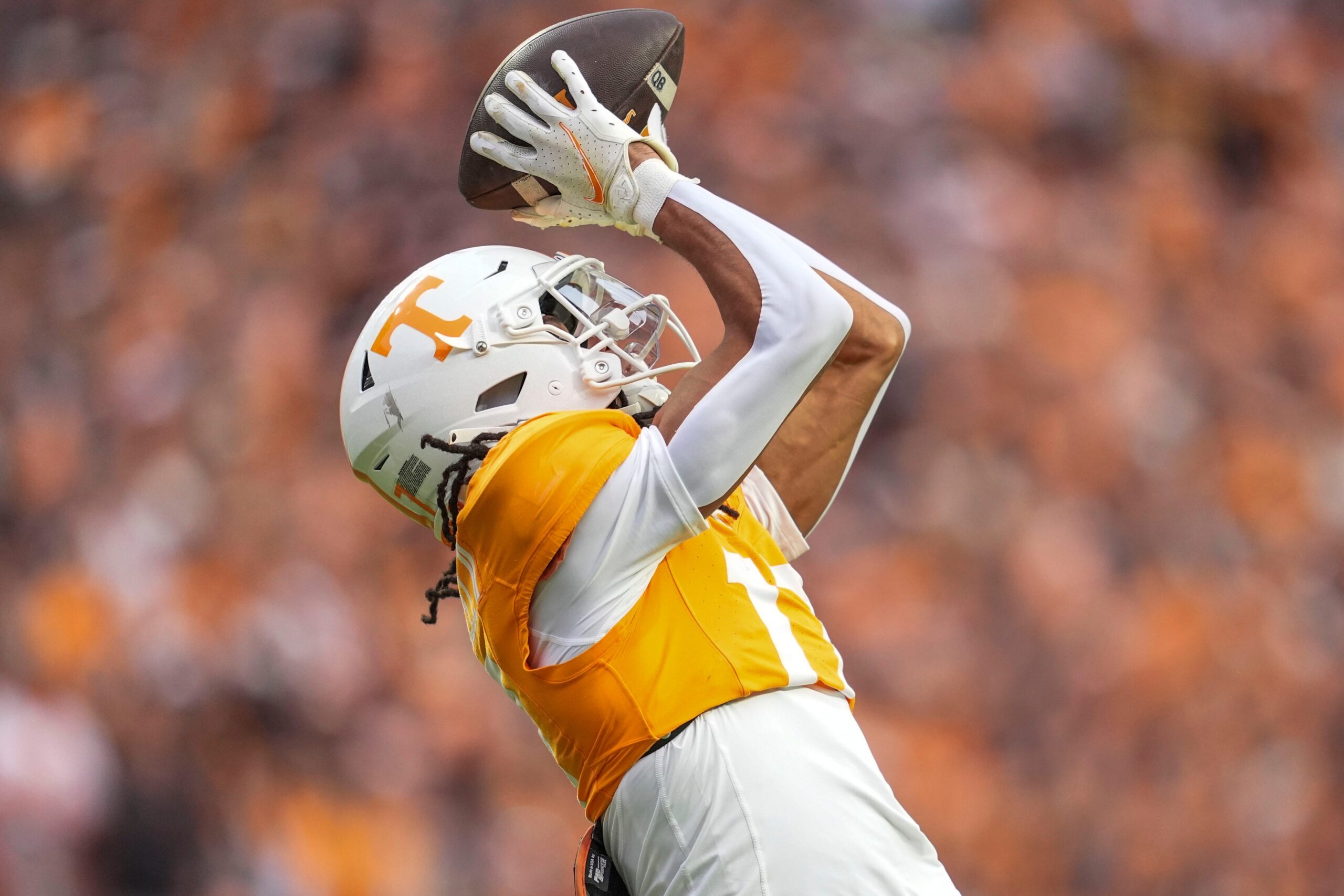 Tennessee wide receiver Chris Brazzell II (17) catches the ball in the end zone for a touchdown during a NCAA football game between Tennessee and Vanderbilt at Neyland Stadium in Knoxville, Tenn., on Nov. 29, 2025.