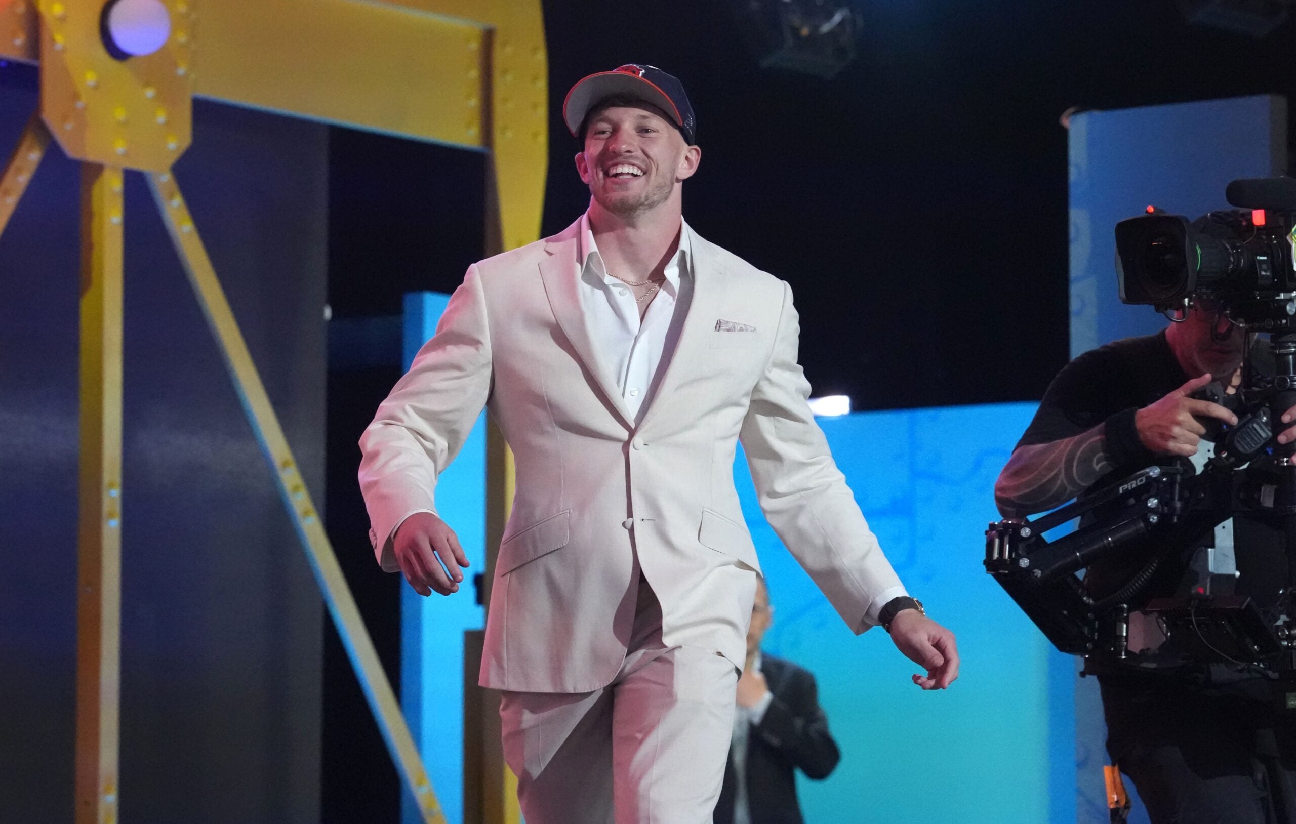 Apr 23, 2026; Pittsburgh, PA, USA; Oregon Ducks defensive back Dillon Thieneman is selected by the Chicago Bears as the number 25 pick during the 2026 NFL Draft at Acrisure Stadium.