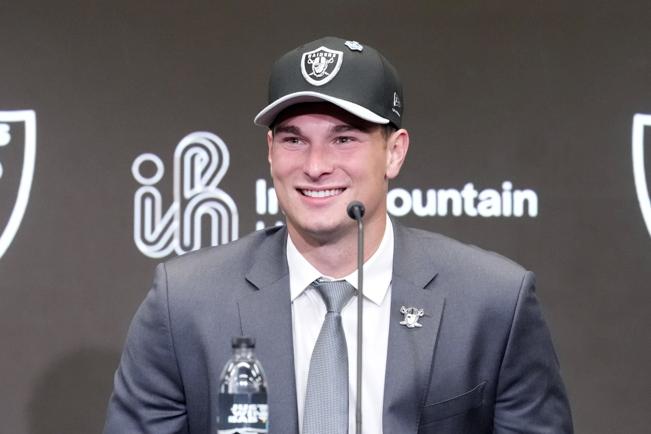 Las Vegas Raiders quarterback Fernando Mendoza