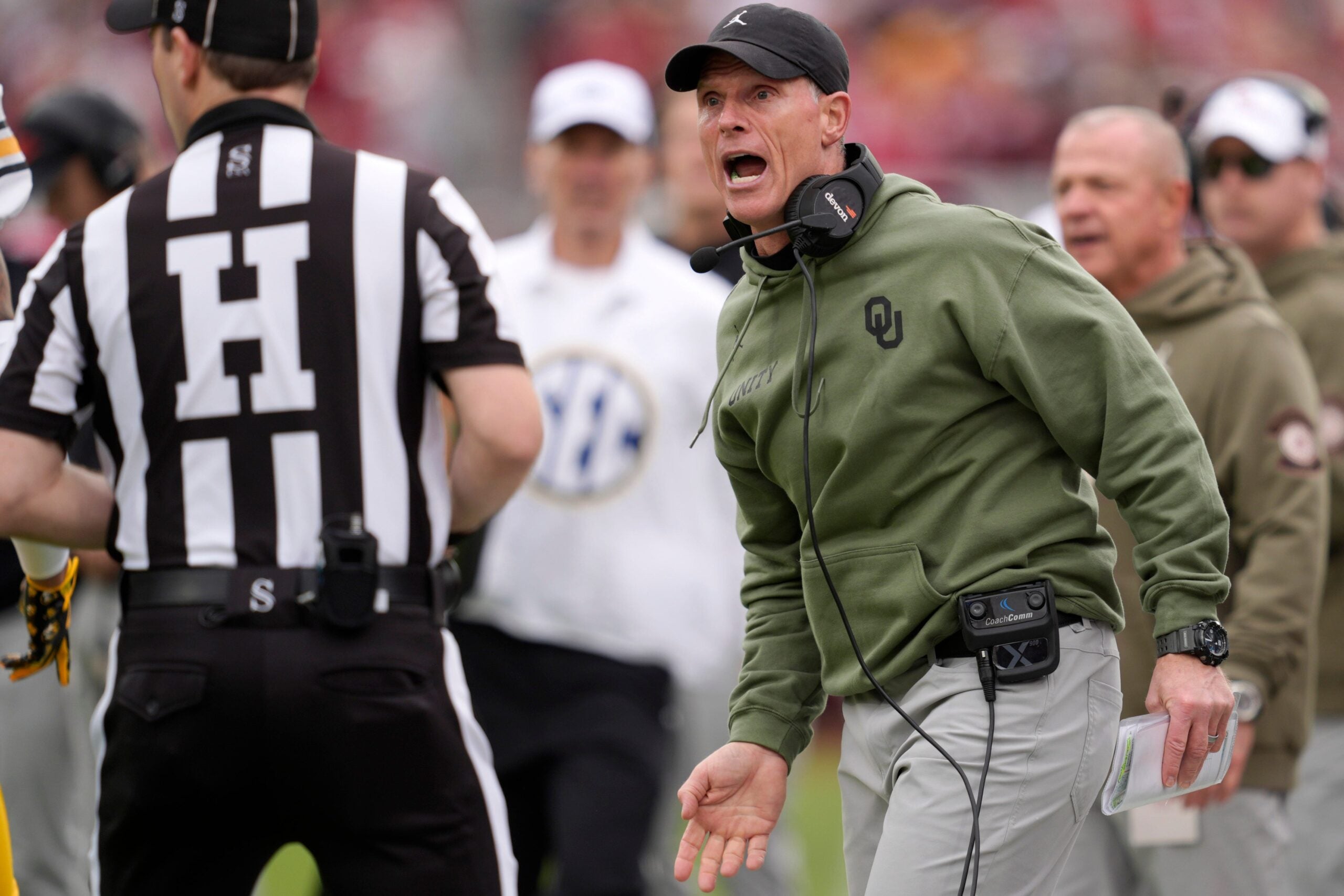 Oklahoma Sooners head coach Brent Venables