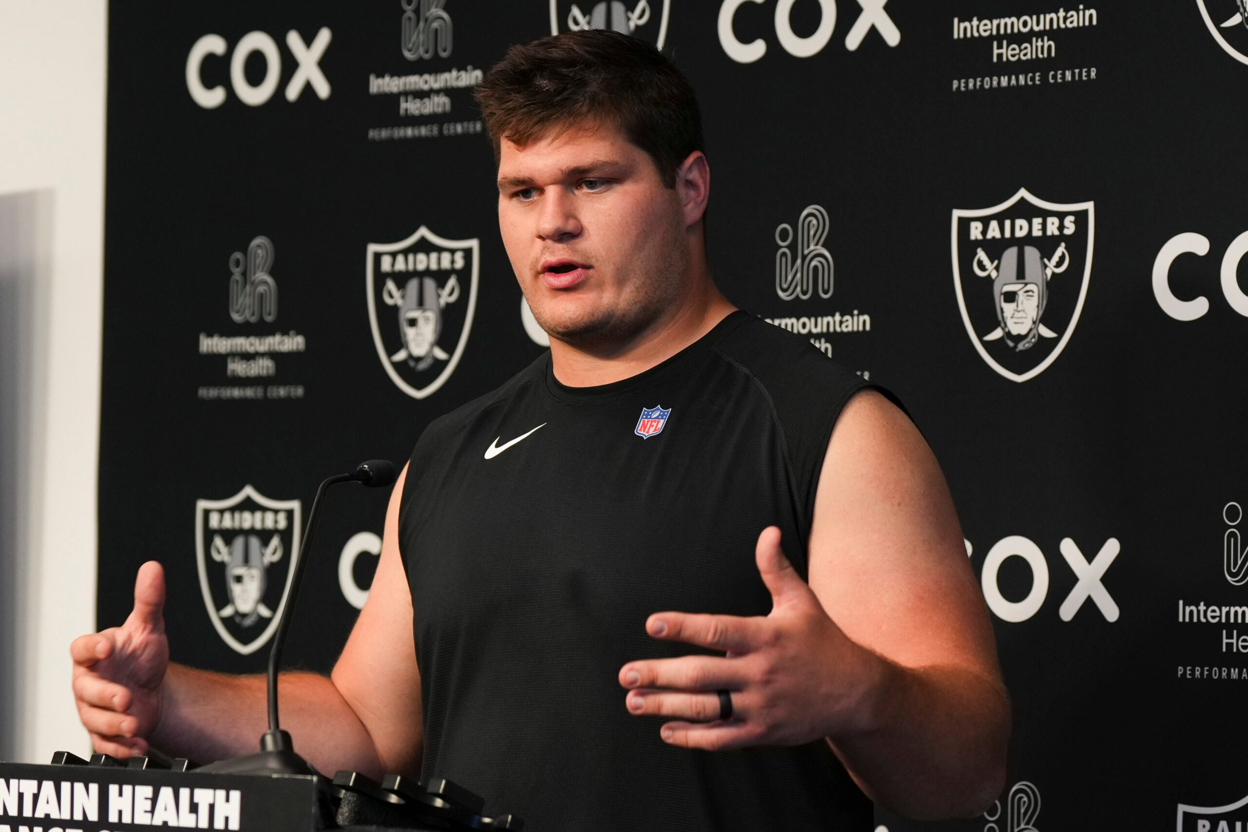 Las Vegas Raiders center Tyler Linderbaum OTAs Klint Kubiak