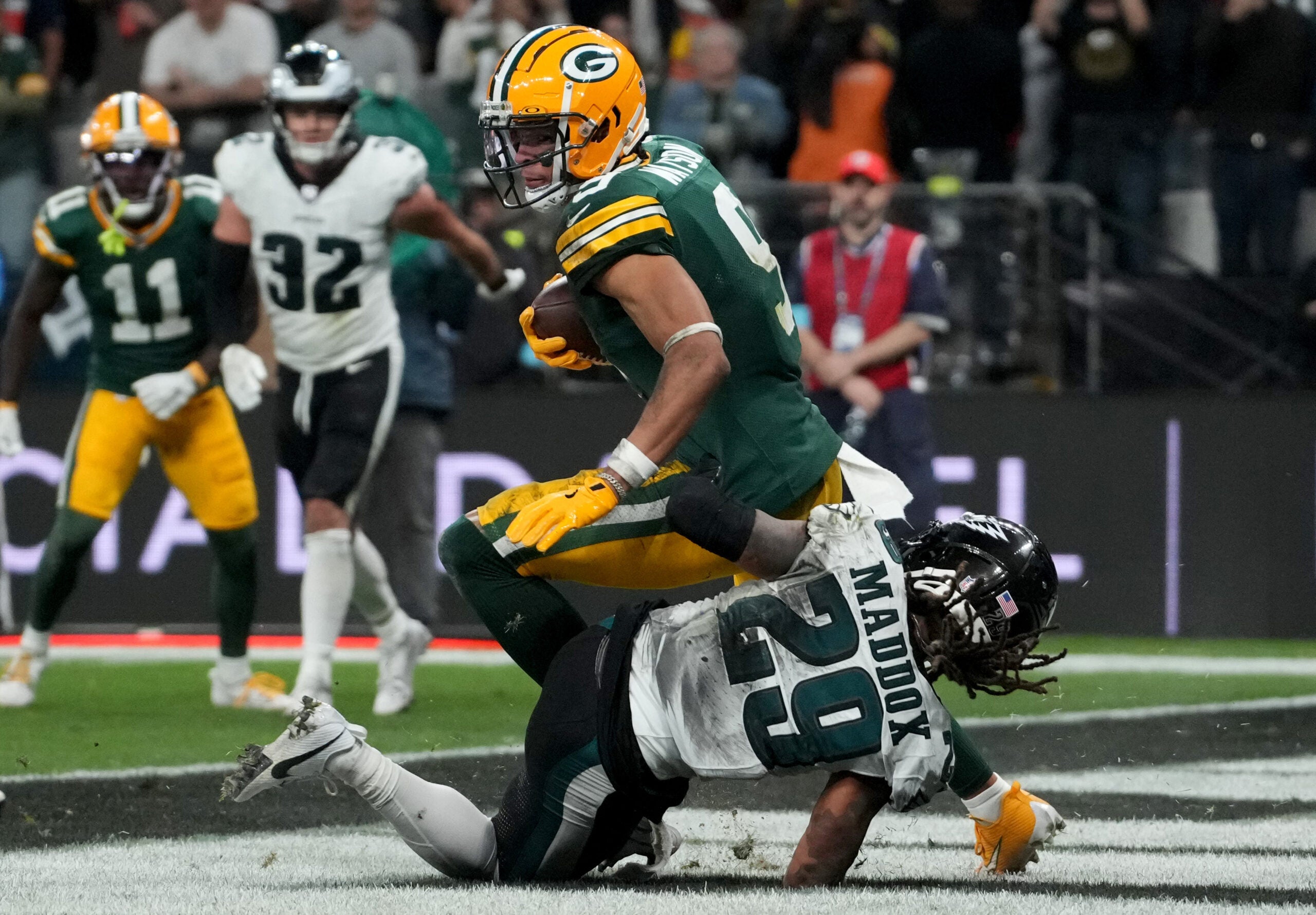 Sep 6, 2024; Sao Paulo, BRA; Green Bay Packers wide receiver Christian Watson (9) catches a touchdown against Philadelphia Eagles cornerback Avonte Maddox (29) during the second half at Neo Quimica Arena.