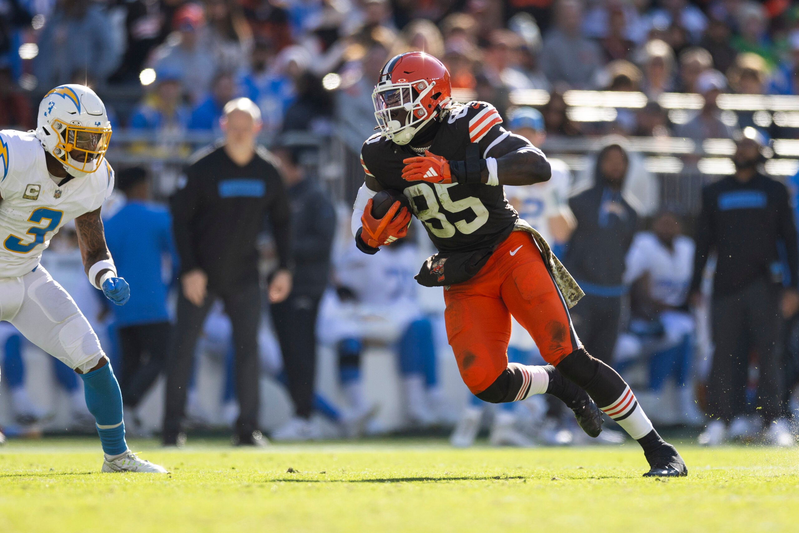 Nov 3, 2024; Cleveland, Ohio, USA; Cleveland Browns tight end David Njoku (85) runs the ball against the Los Angeles Chargers during the second quarter at Huntington Bank Field.