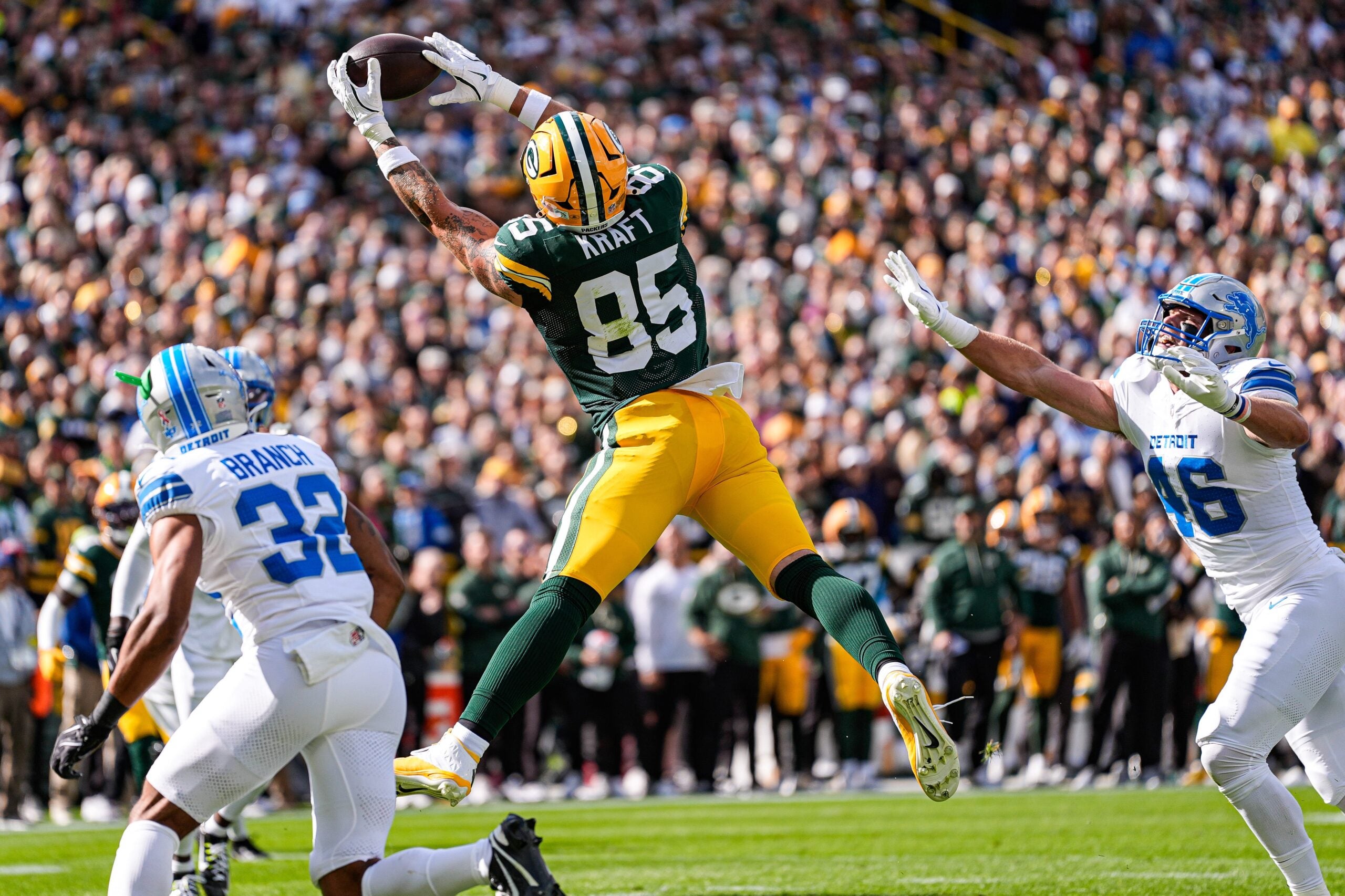 Green Bay Packers tight end Tucker Kraft (85) makes a catch for a touchdown against Detroit Lions safety Brian Branch (32) during the first half at Lambeau Field in Green Bay, Wis., on Sunday, September 7, 2025.