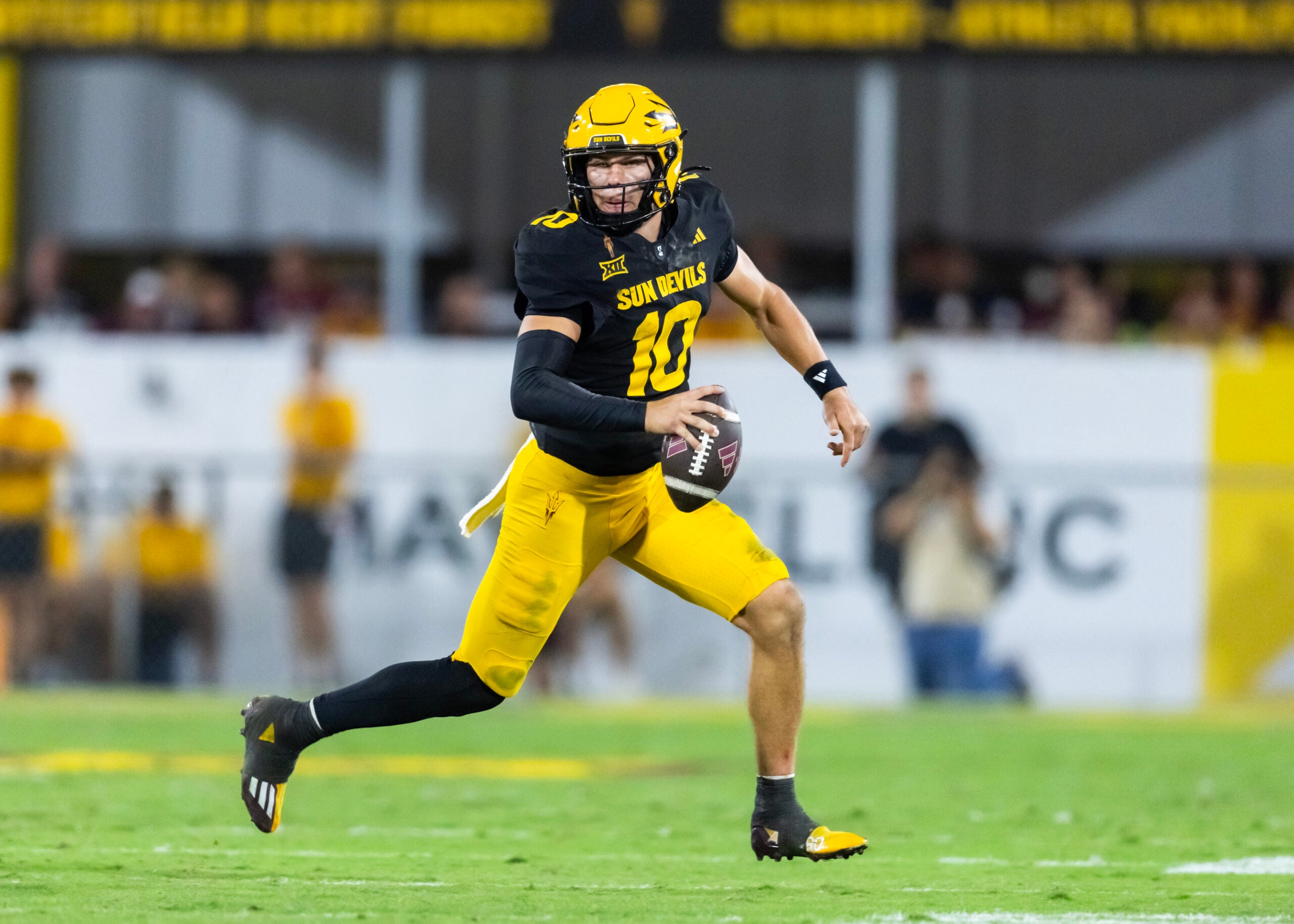 Oct 25, 2025; Tempe, Arizona, USA; Arizona State Sun Devils quarterback Sam Leavitt (10) against the Houston Cougars at Mountain America Stadium.