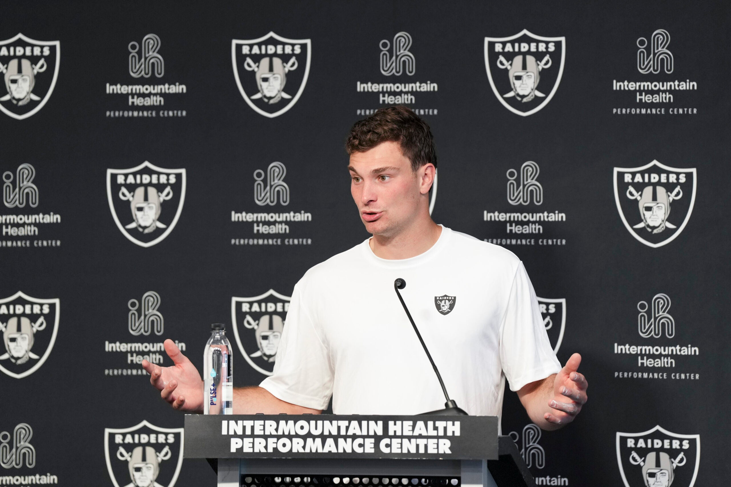 Las Vegas Raiders quarterback Fernando Mendoza