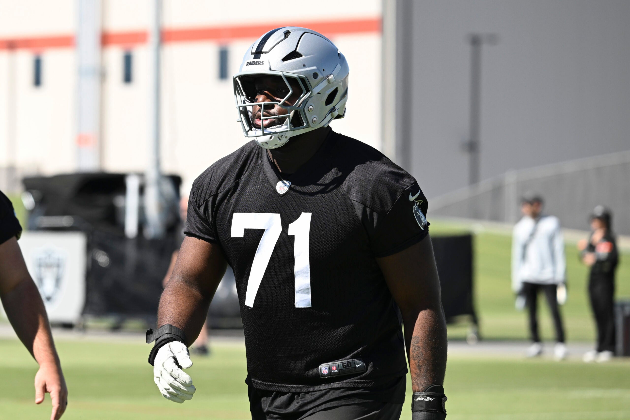Las Vegas Raiders offensive line tackle DJ Glaze OTAs